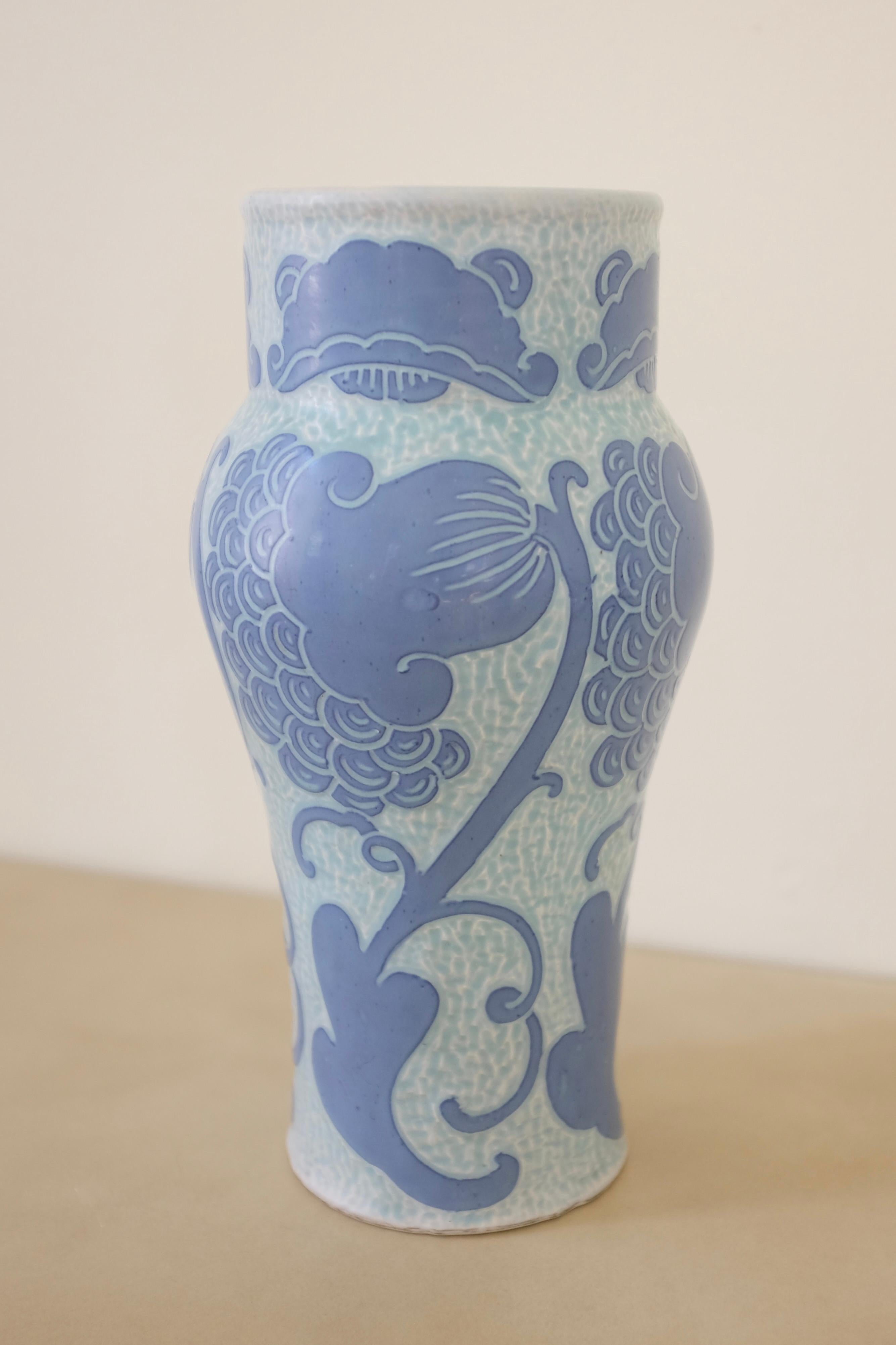 Vaso a graffito del 1920 di Josef Ekberg per Gustavsberg, Svezia. Un motivo floreale in stile Jugend (o Art Nouveau) svedese decora il vaso in tonalità blu. Sotto il vaso c'è la firma del designer con l'anno di produzione. Usura appropriata all'età