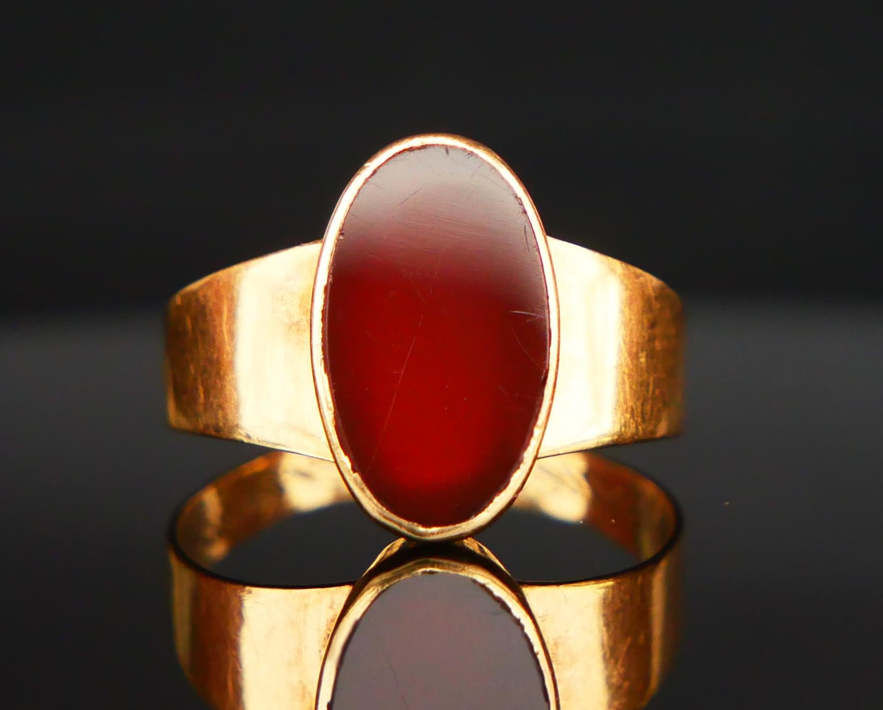 Bague ϟignet pour Homme ou Femme avec anneau large en or jaune massif 18K orné d'une plaque polie sertie d'un Onyx rouge naturel de 12 mm x 7mm x 2.5 mm de profondeur / ca 3.5 ct.

La surface de la pierre est polie à plat, la face arrière est