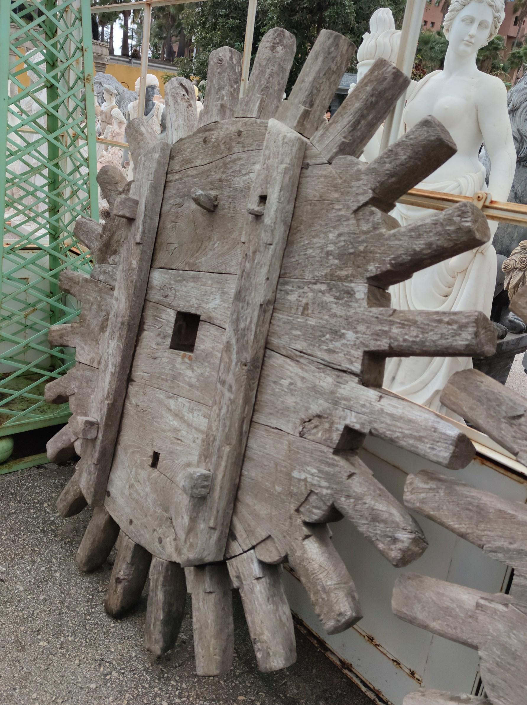roue en bois d'usine de meunerie espagnole ancienne des années 1920.