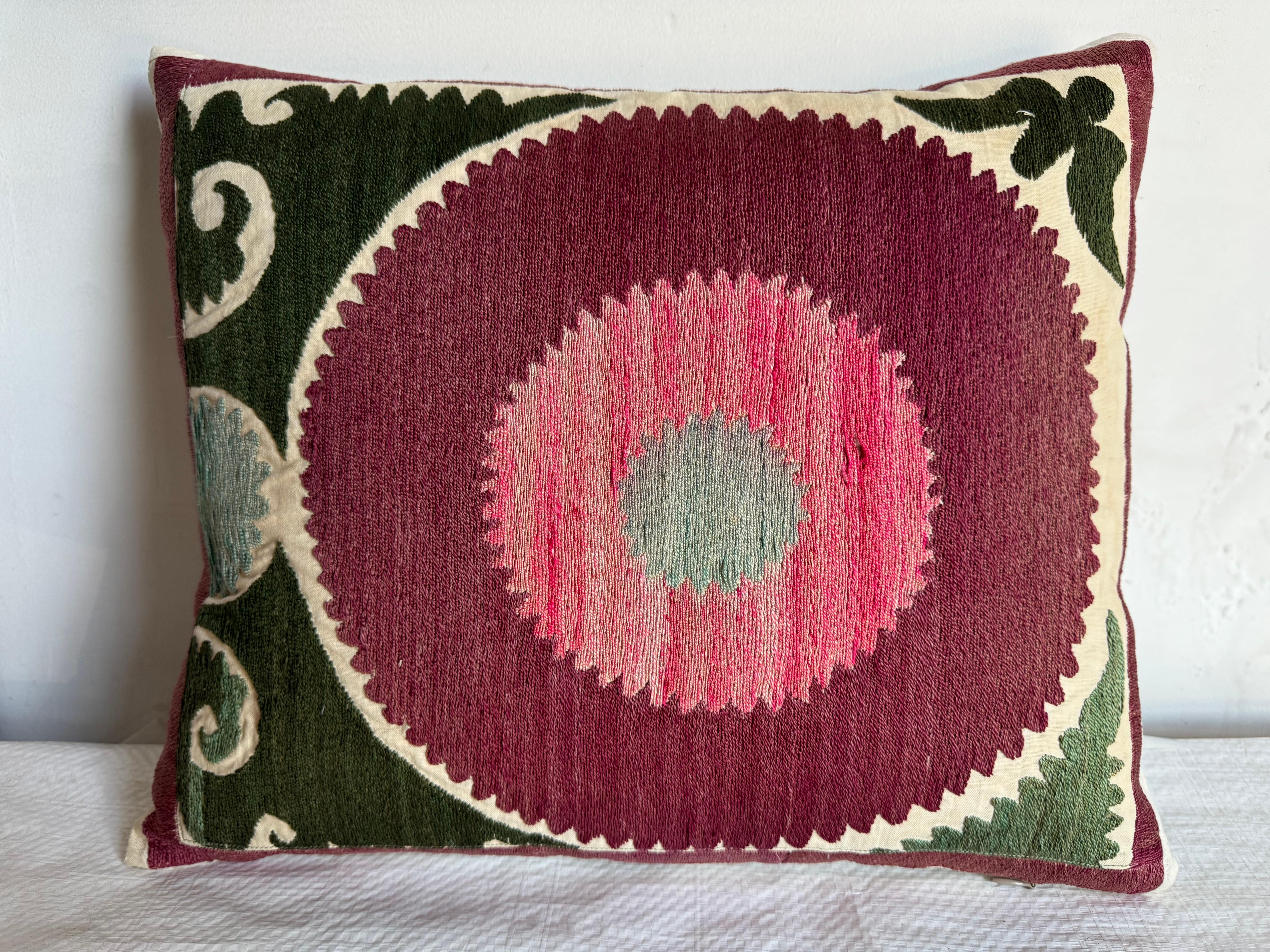 Infondi carattere al tuo spazio con questo cuscino Suzani del 1920, che presenta motivi floreali tessuti a mano e ricami intricati in colori sorprendenti. Le dimensioni maggiori ne migliorano l'attrattiva visiva e l'usabilità.

Misurando 17
