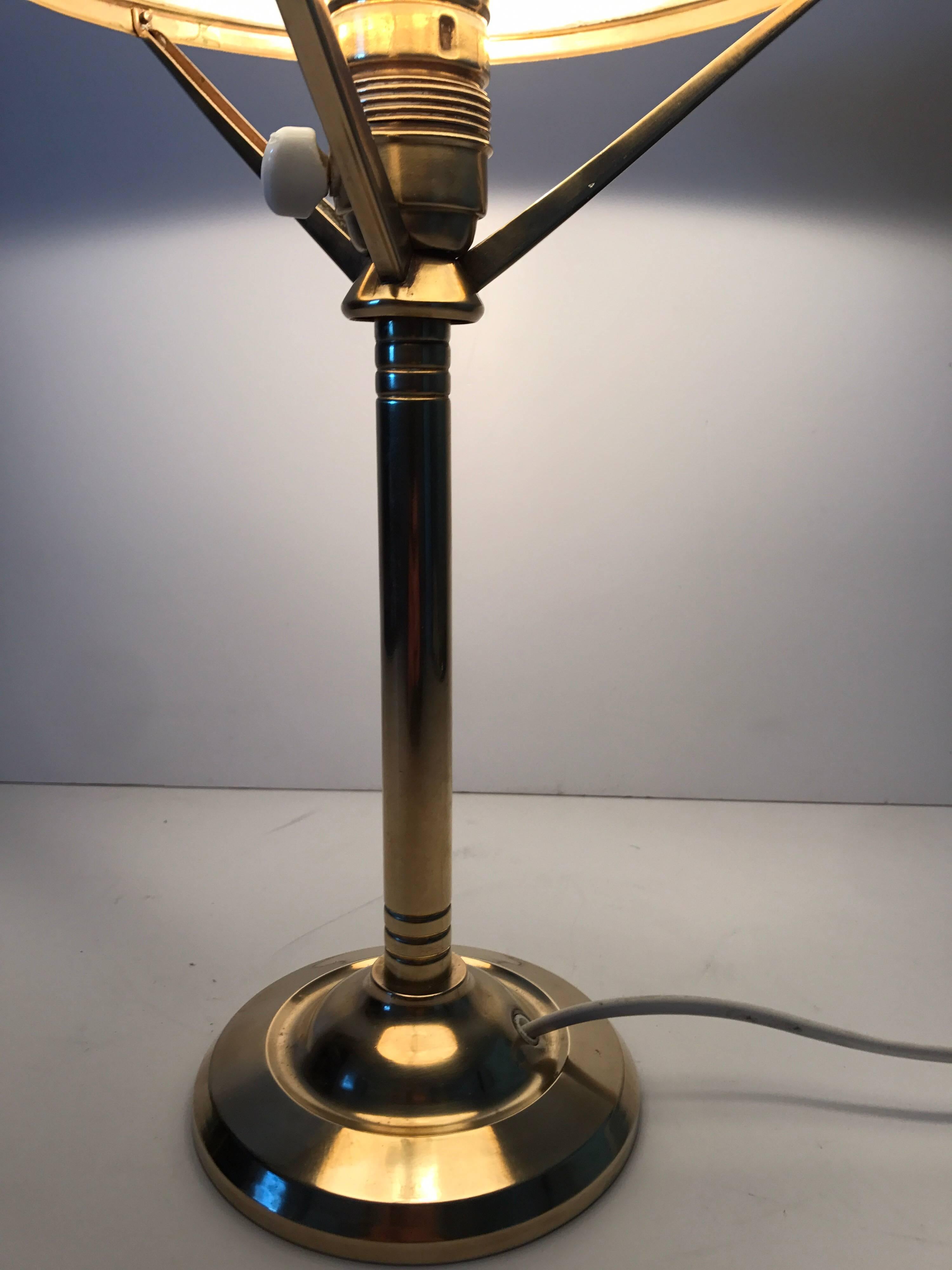 1920 Swedish Art Nouveau Jugendstil Brass and Art Glass Table Lamp In Excellent Condition For Sale In Drottningholm, SE
