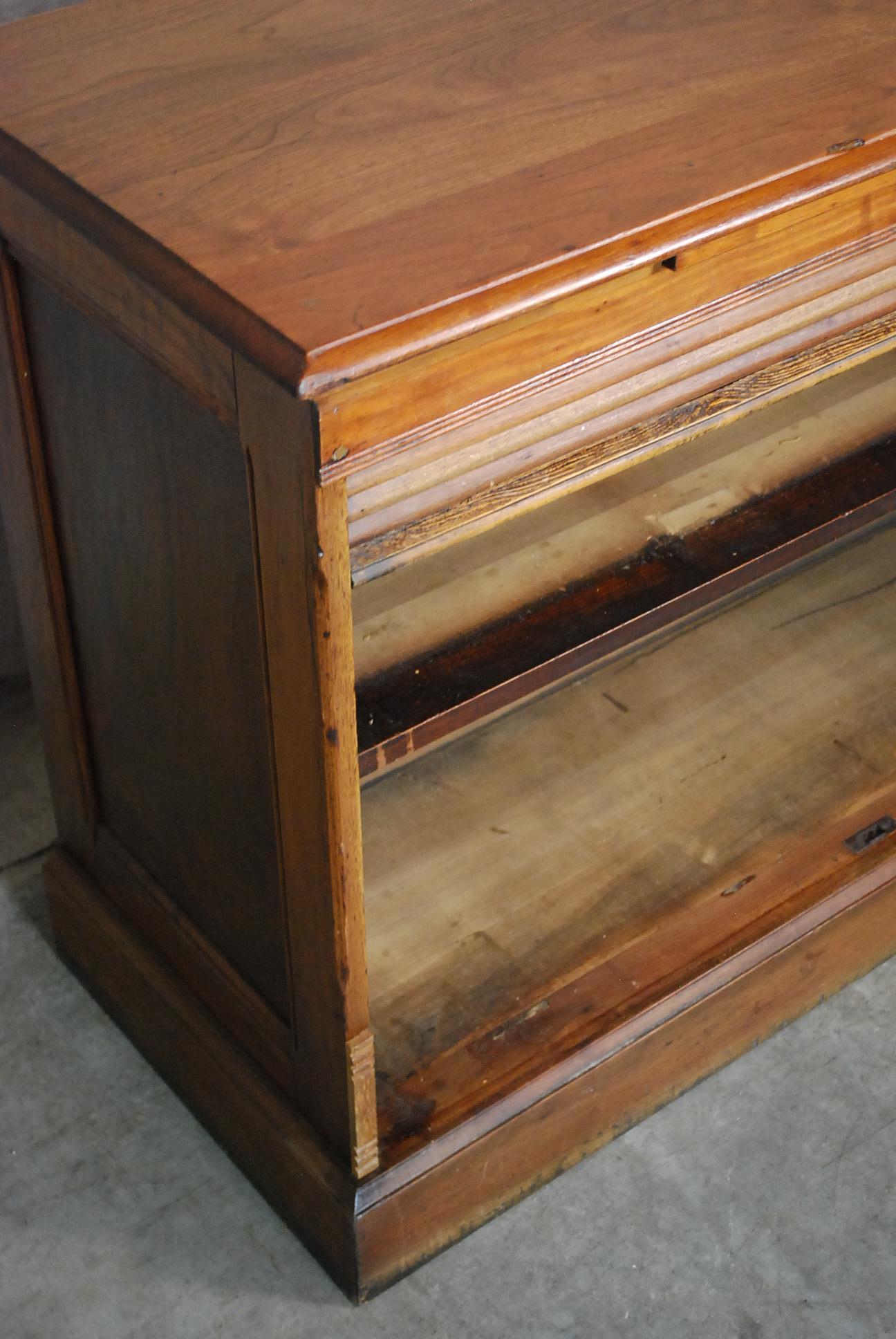 1920 Tambour English Mahogany Door Panelled Counter / Server In Good Condition In Surrey, BC