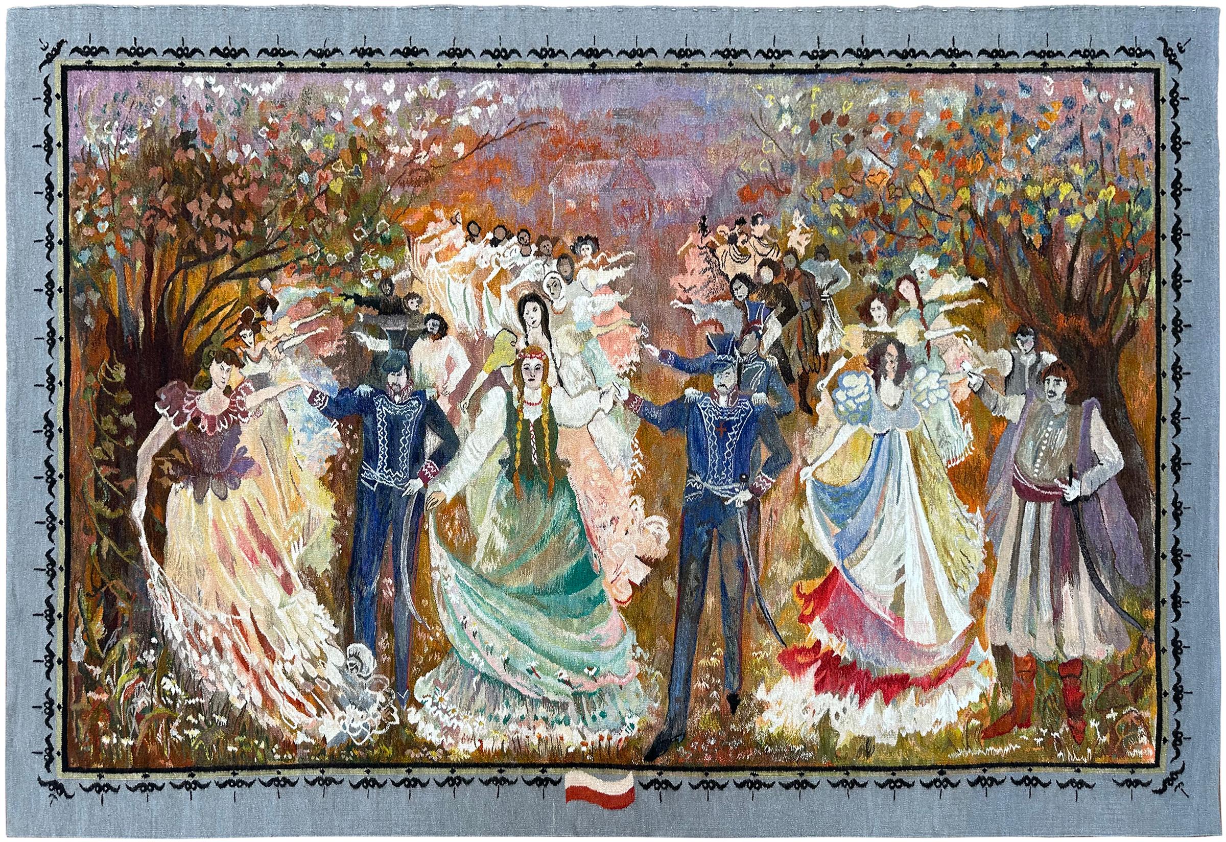 Dieser europäische Jugendstil-Wandteppich aus dem Jahr 1920 (203x292cm, 7x10) zeigt ein lebhaftes, festliches Tableau mit Tänzern in farbenprächtigen Gewändern, eingerahmt von stilisierten Bäumen und fließenden Jugendstilbewegungen. Der Wandteppich