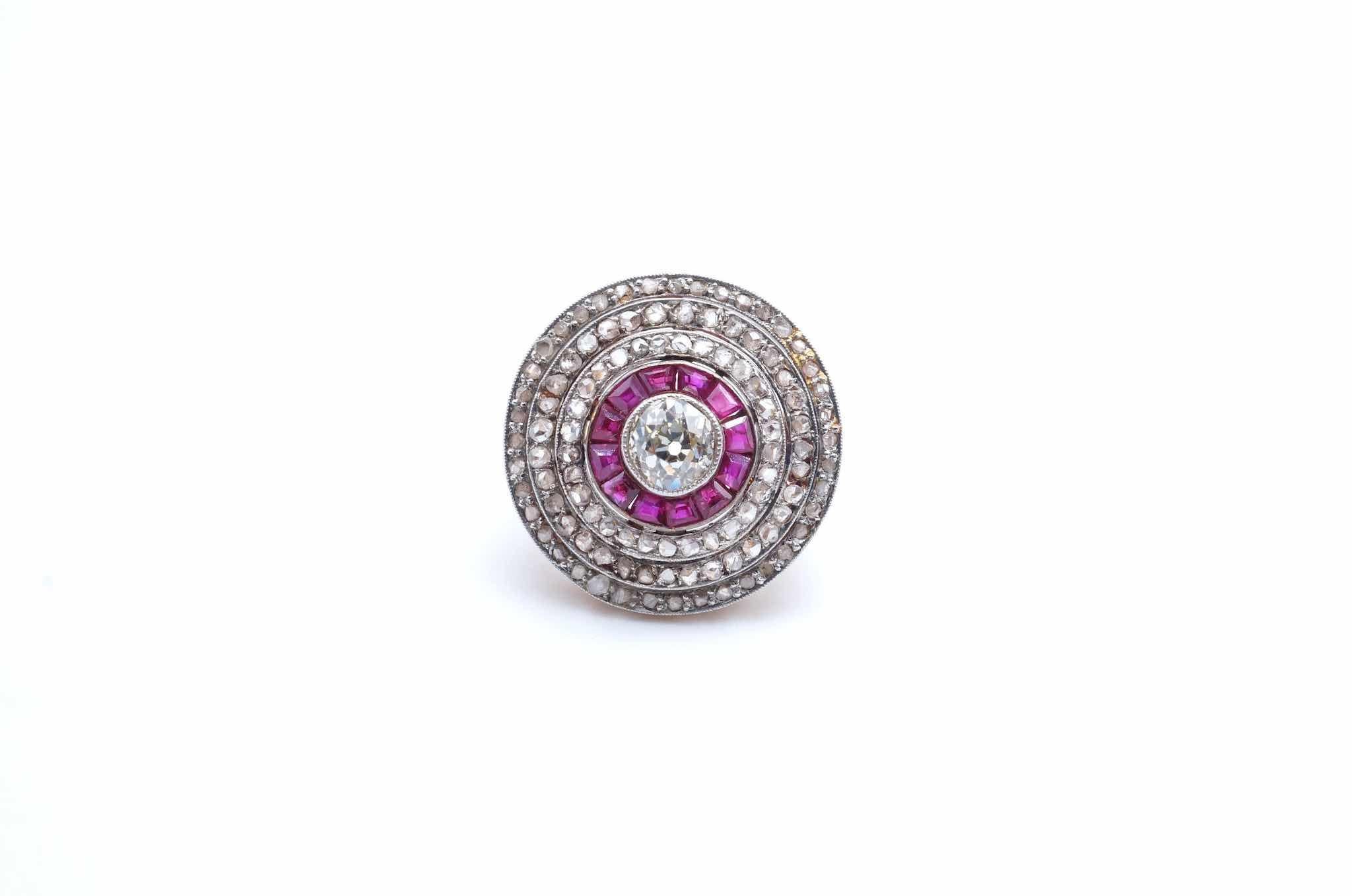 Stones: Old cut diamond of 1 carat,
diamond roses for a total weight of 0.40 carat and calibrated rubies.
Material: 18k yellow gold and platinum
Dimensions: 2.2 cm in diameter
Period: 1920
Weight: 6.5g
Size: 50 (free sizing)
Certificate
Ref. :