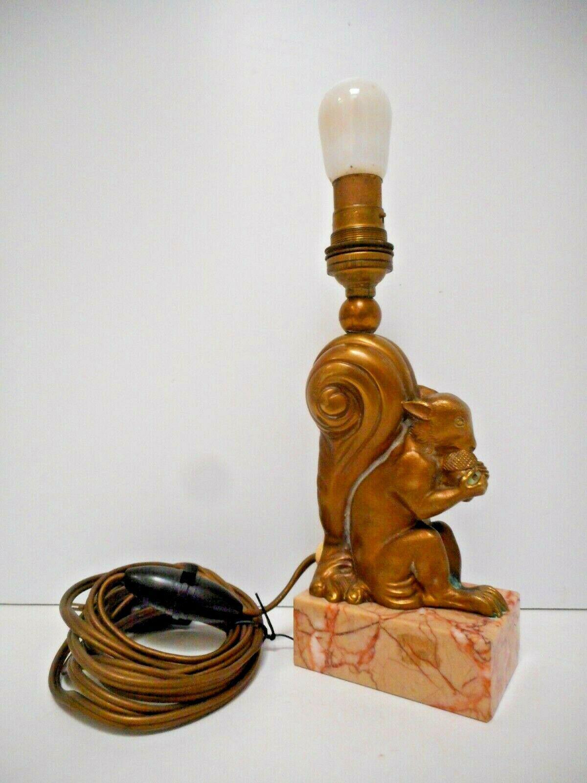 Lampe de table sculpturale écureuil en bronze doré Art déco français de 1920 en vente 4