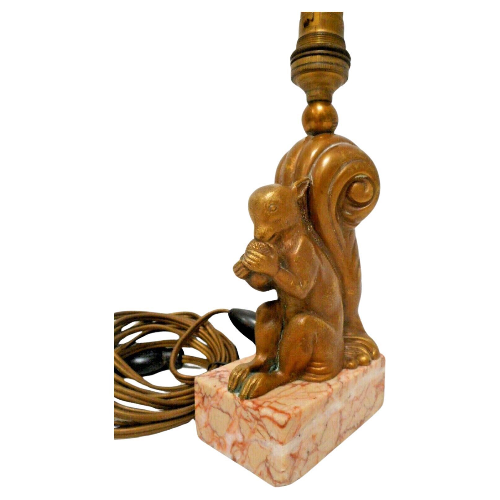 Lampe de table en bronze doré Art déco français des années 1920 représentant le plus mignon des écureuils mangeant sa noisette ; détails incroyables et sculpture sur base en marbre. Lampe de table de très haute qualité. Lampe lourde avec des détails