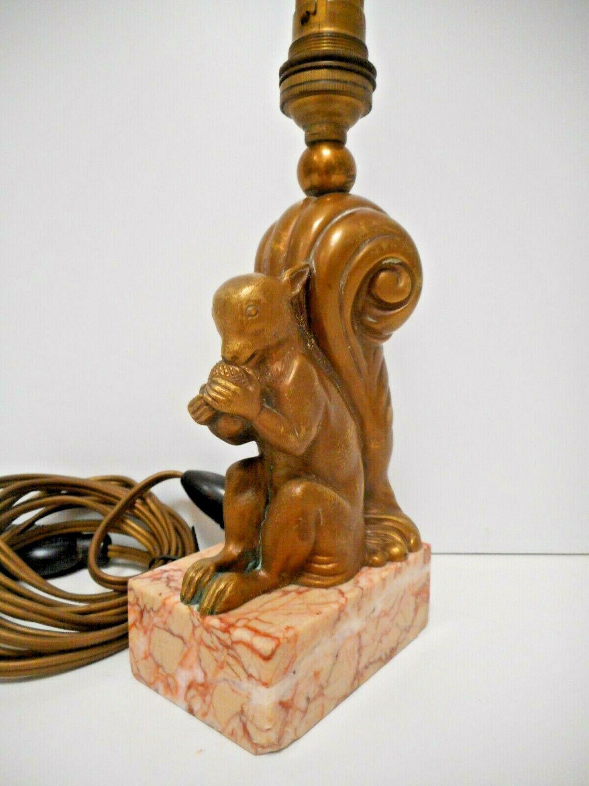 Français Lampe de table sculpturale écureuil en bronze doré Art déco français de 1920 en vente