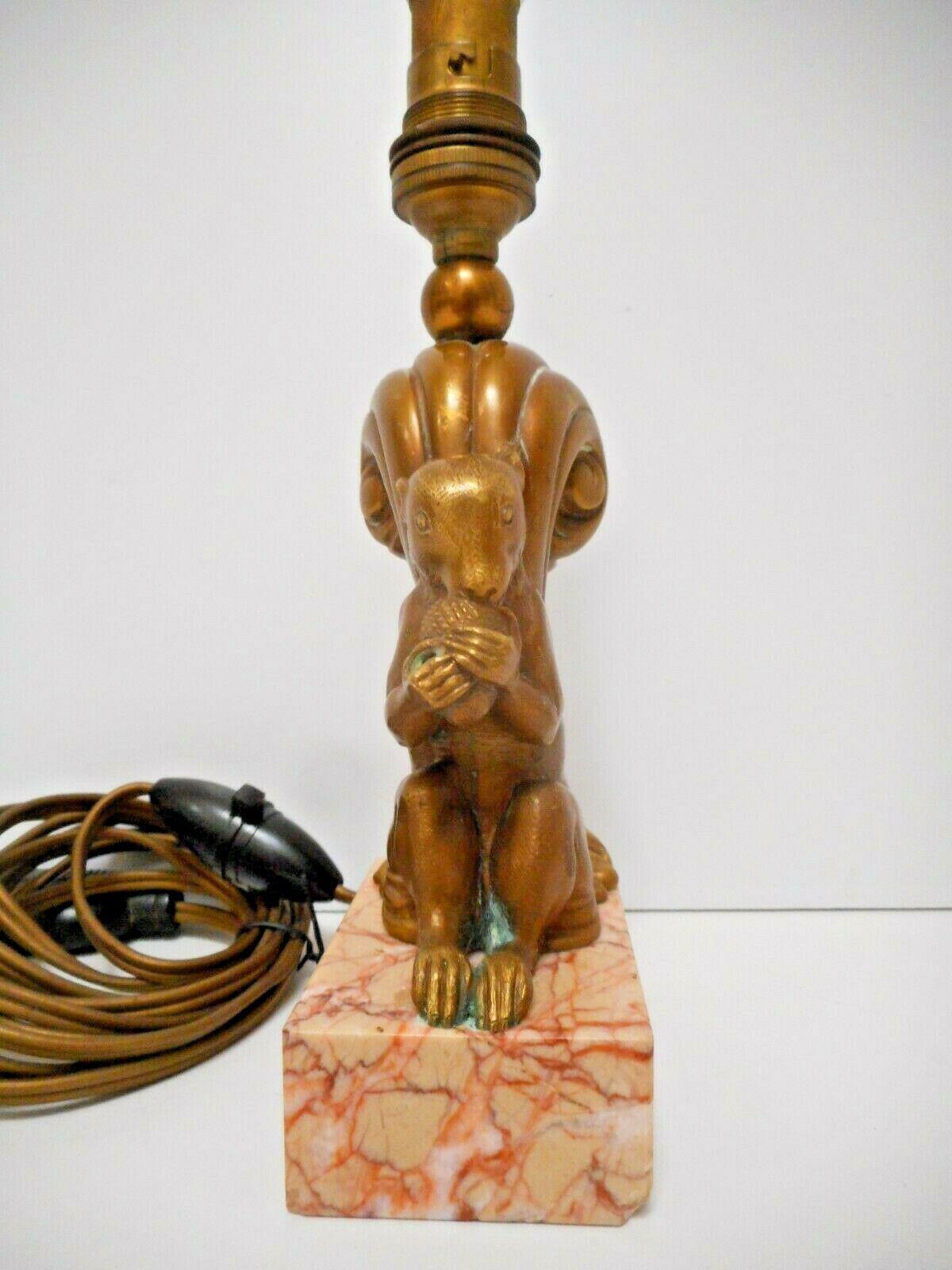 Début du 20ème siècle Lampe de table sculpturale écureuil en bronze doré Art déco français de 1920 en vente