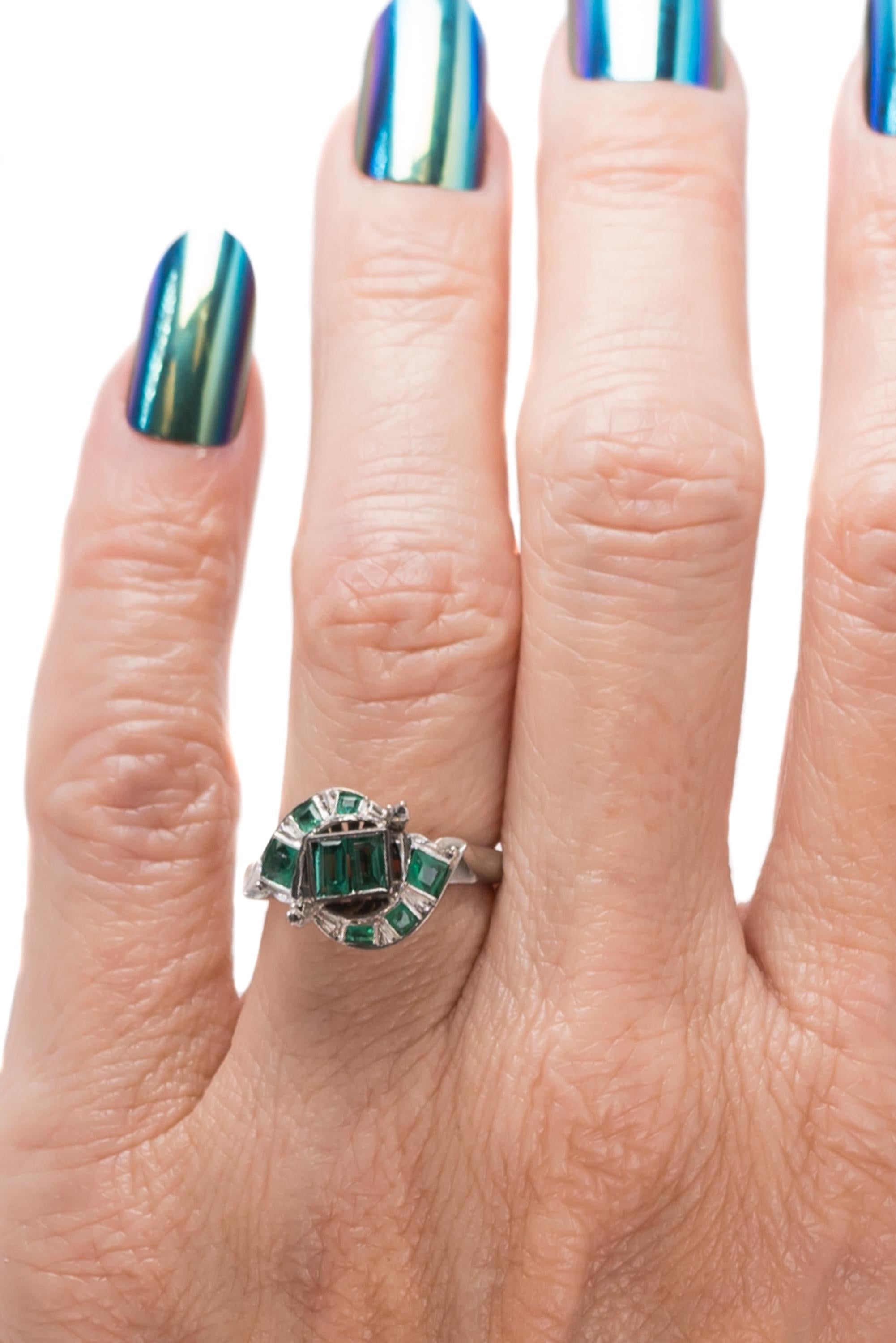 1920s 0.75 Carat Colombian Emerald and 18 Karat White Gold Bypass Ring 4