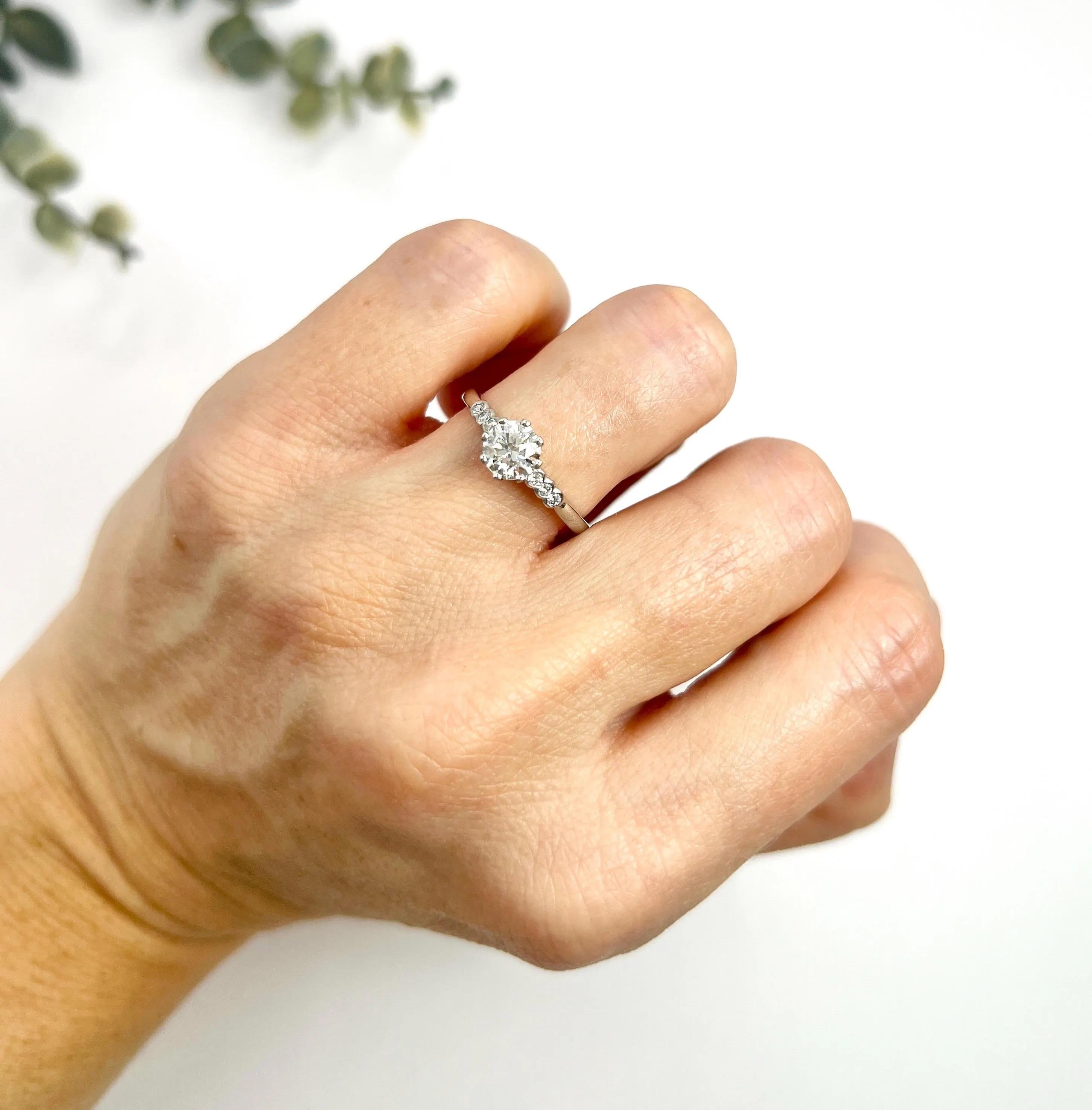 Diamante da 0,75 carati del 1920 incastonato in una nuova montatura di platino personalizzata con spalle di diamante in vendita 5