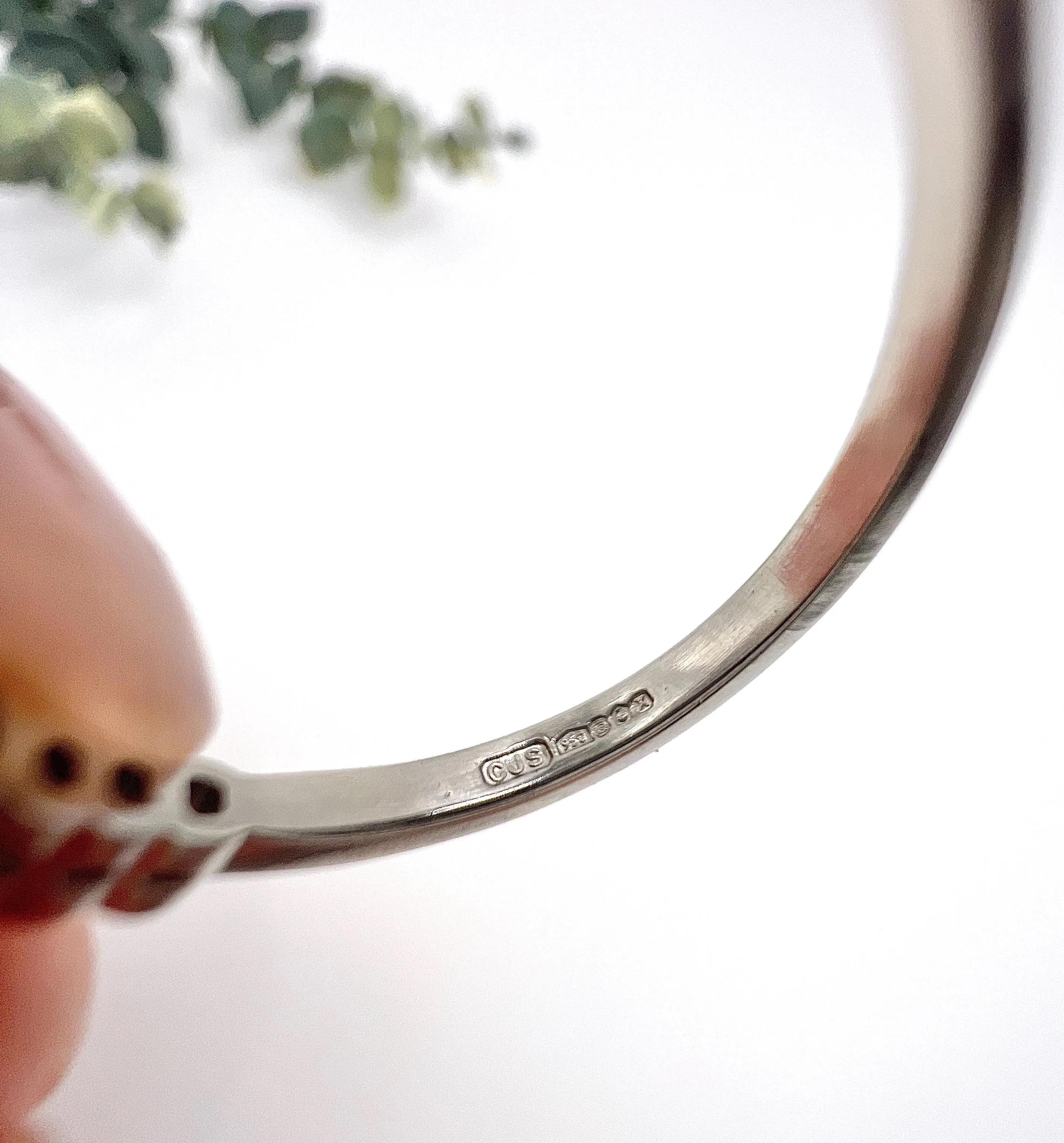 Anello con diamante antico 

Stampato in platino 

Circa anni '1920

Questo splendido anello di fidanzamento presenta un affascinante diamante rotondo antico centrale, che emana un'eleganza e un fascino senza tempo. Lo squisito diamante è stato