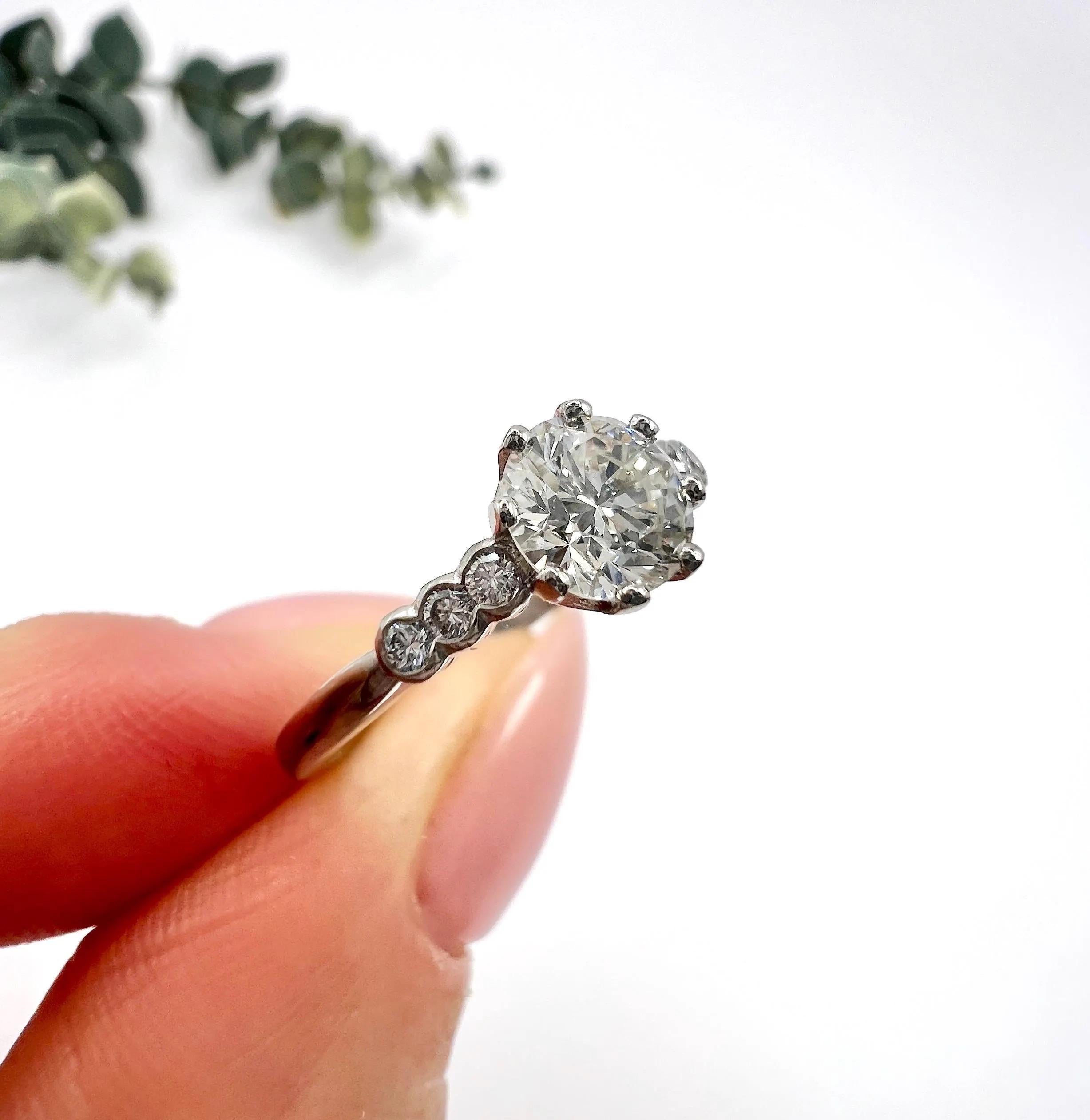 Taglio brillante Diamante da 0,75 carati del 1920 incastonato in una nuova montatura di platino personalizzata con spalle di diamante in vendita