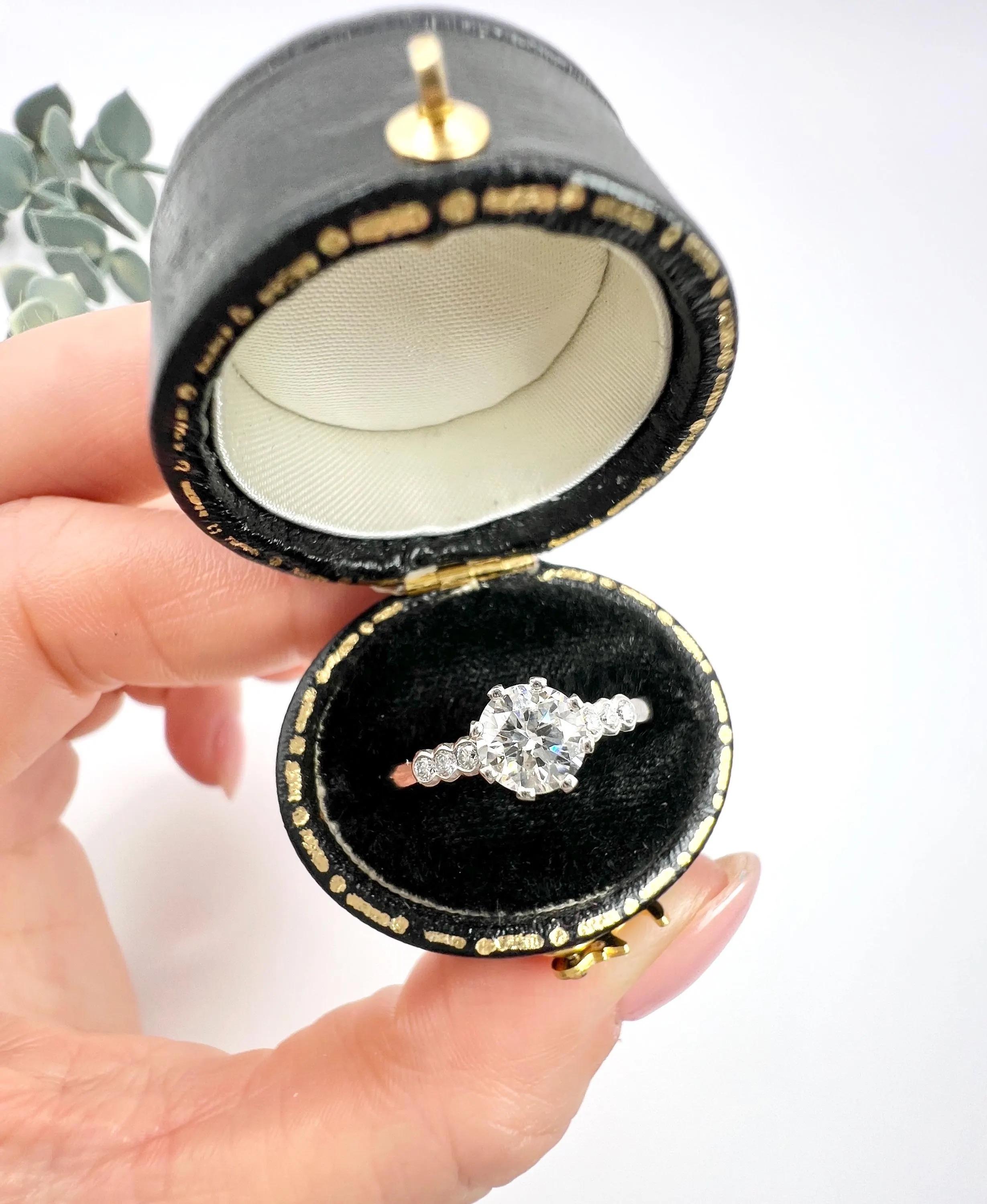 Diamante da 0,75 carati del 1920 incastonato in una nuova montatura di platino personalizzata con spalle di diamante In condizioni buone in vendita a Brighton, GB