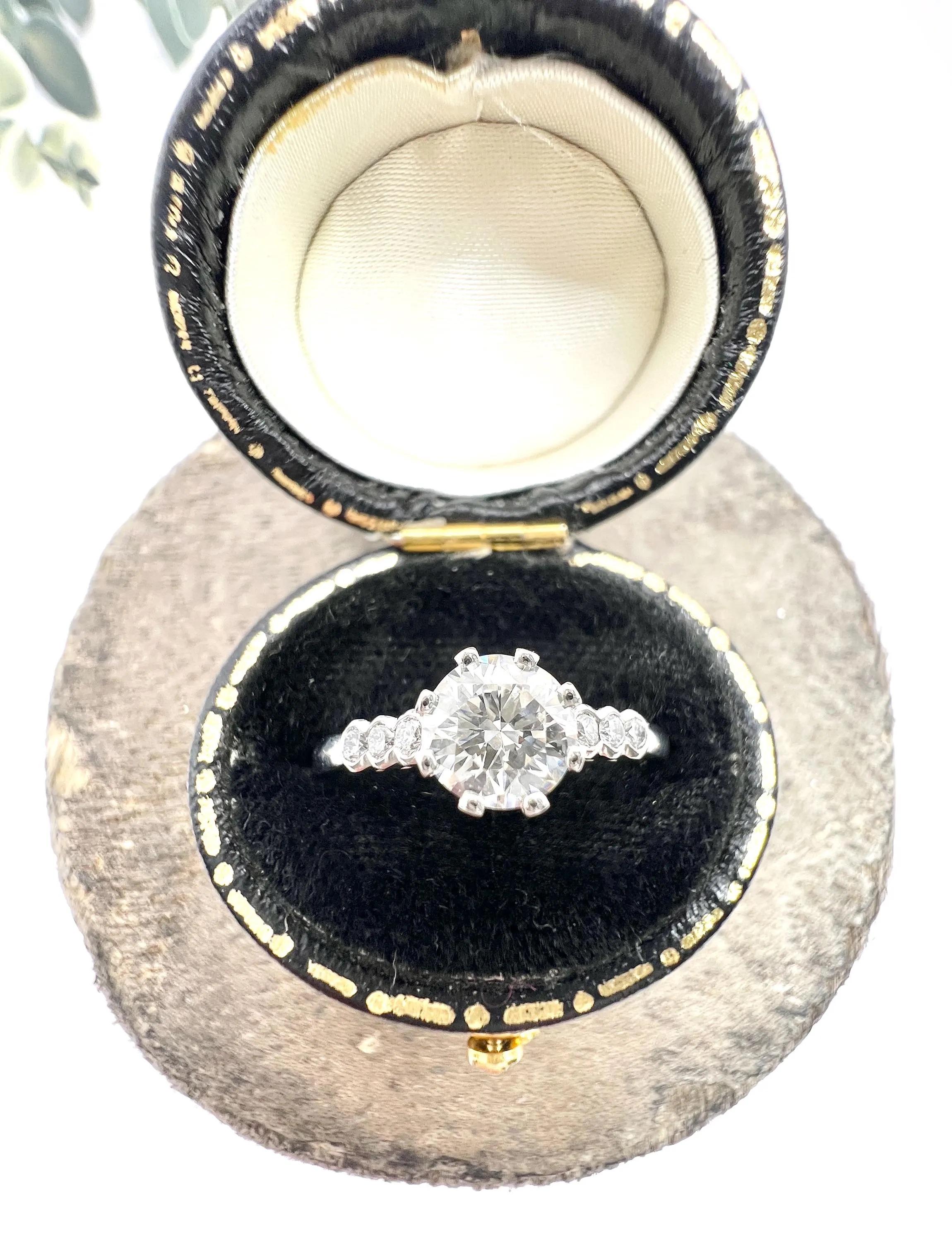 da uomo o donna Diamante da 0,75 carati del 1920 incastonato in una nuova montatura di platino personalizzata con spalle di diamante in vendita
