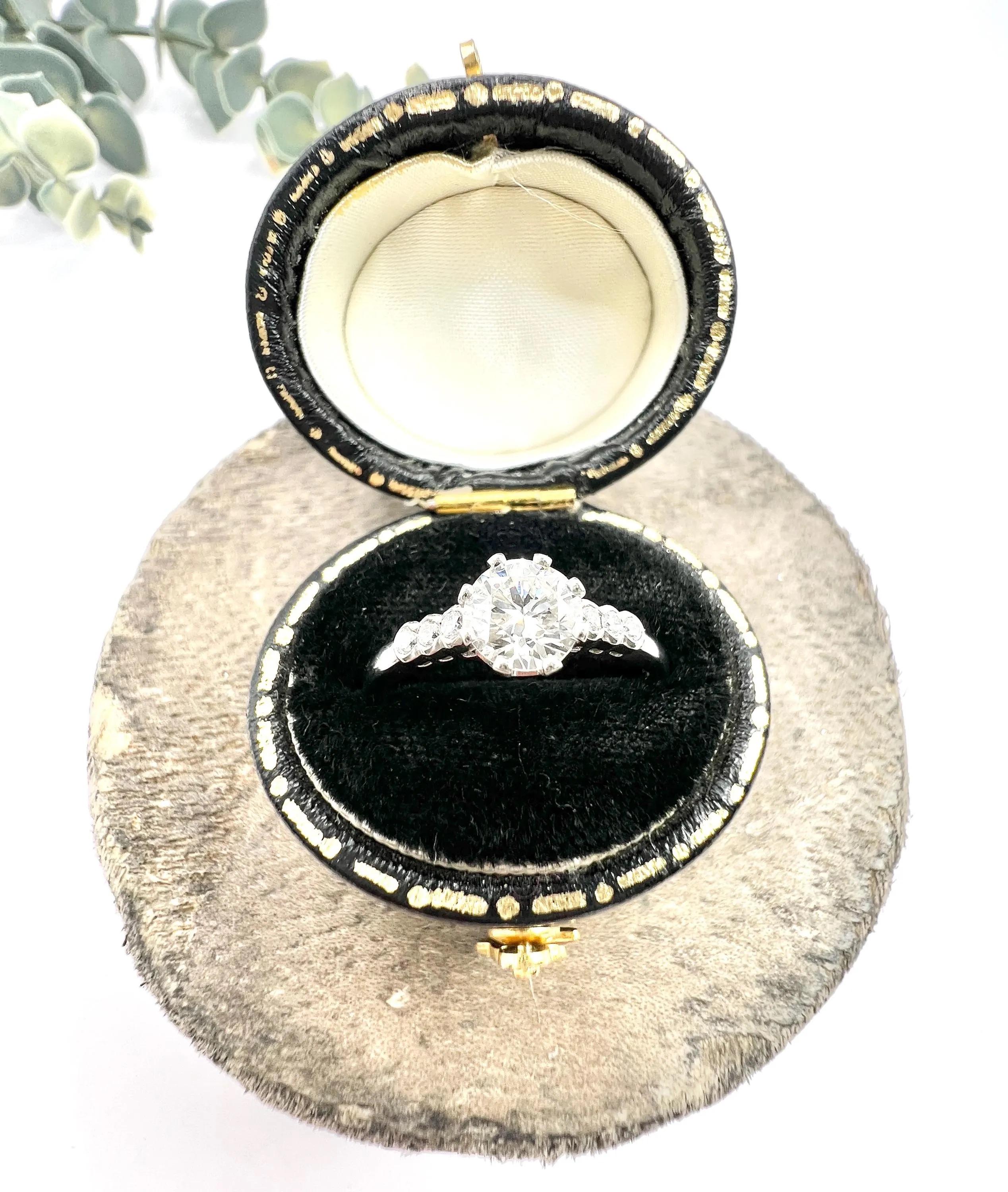 Diamante da 0,75 carati del 1920 incastonato in una nuova montatura di platino personalizzata con spalle di diamante in vendita 1