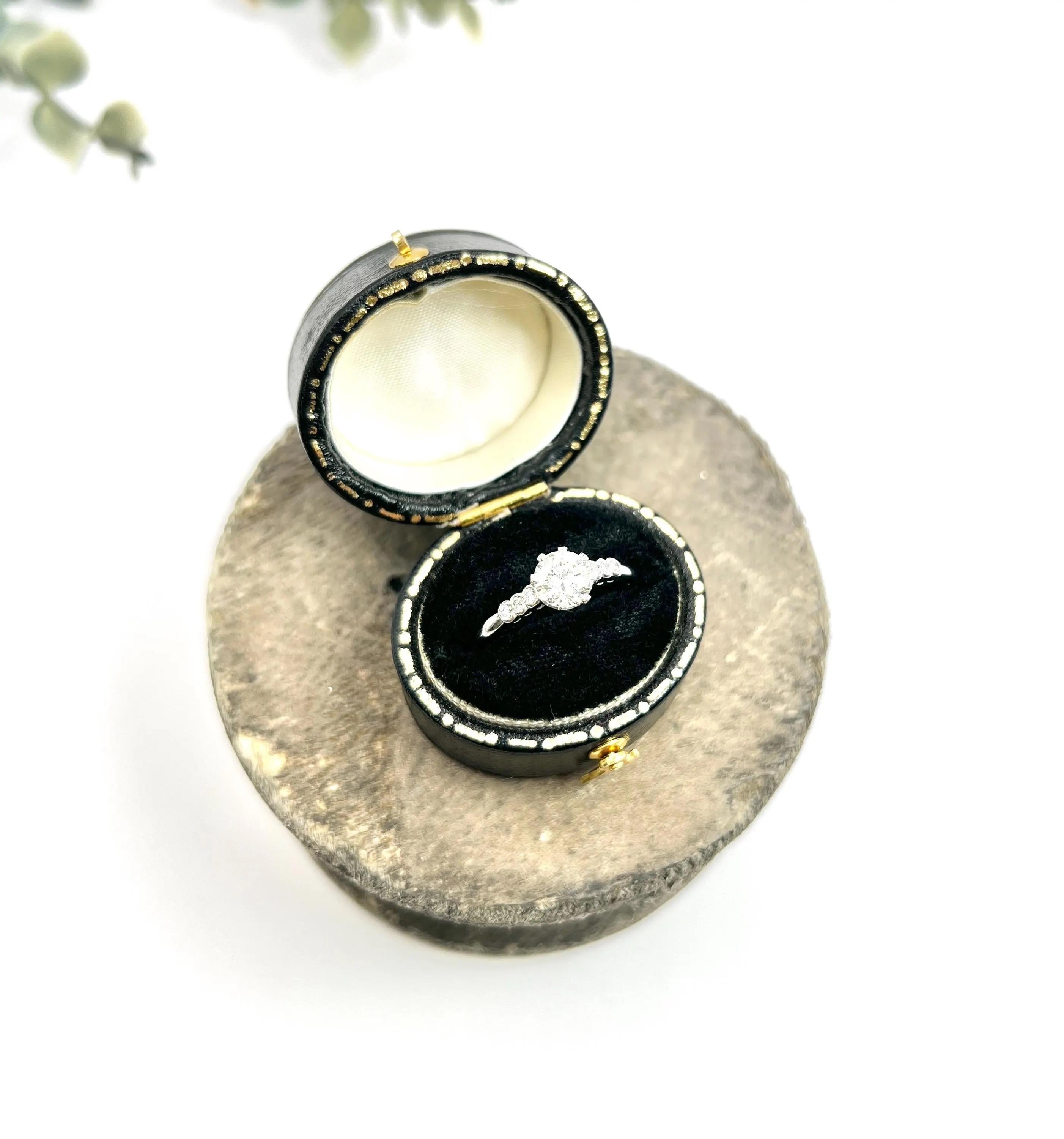 Diamante da 0,75 carati del 1920 incastonato in una nuova montatura di platino personalizzata con spalle di diamante in vendita 2