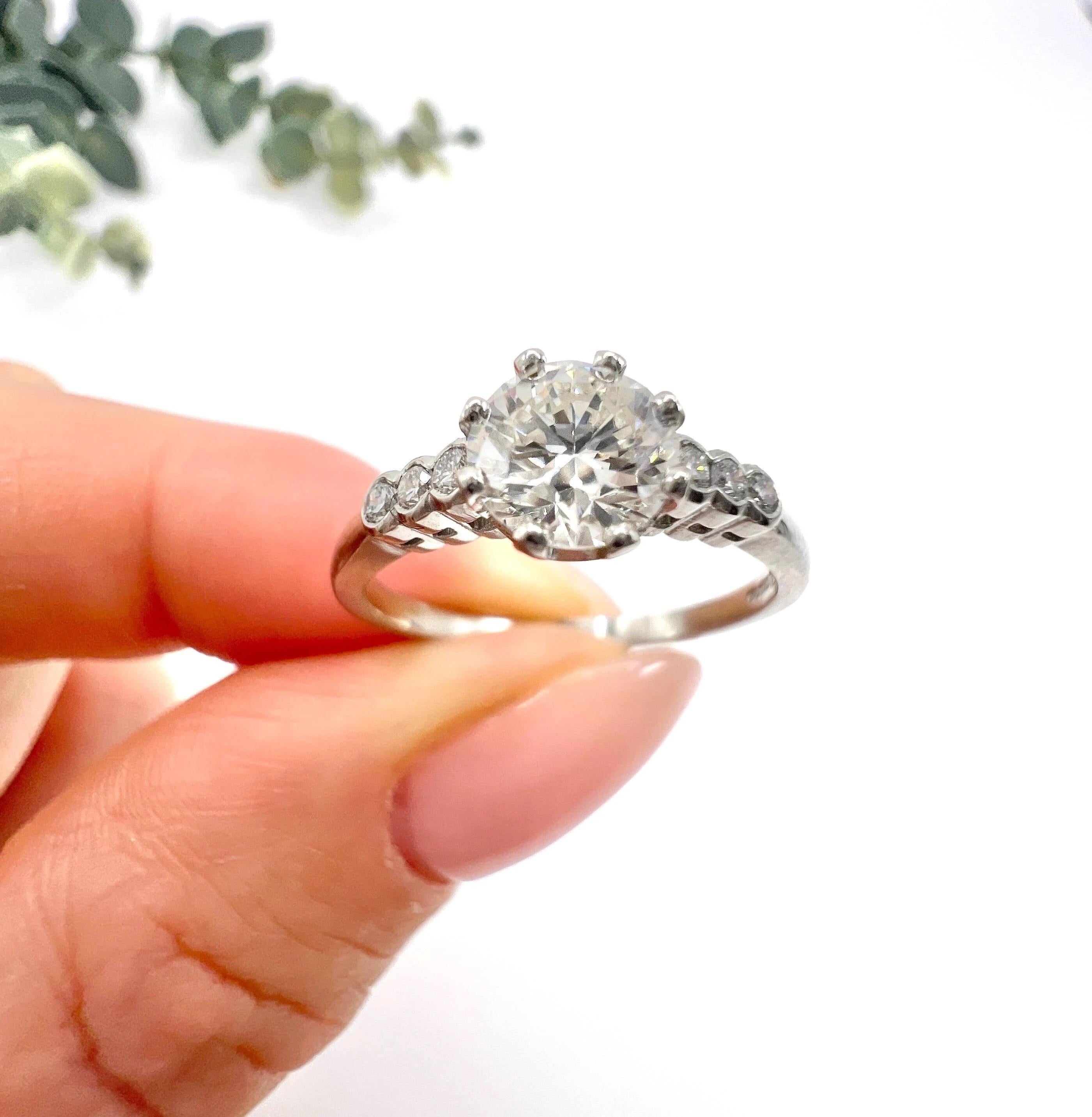 Diamante da 0,75 carati del 1920 incastonato in una nuova montatura di platino personalizzata con spalle di diamante in vendita 3