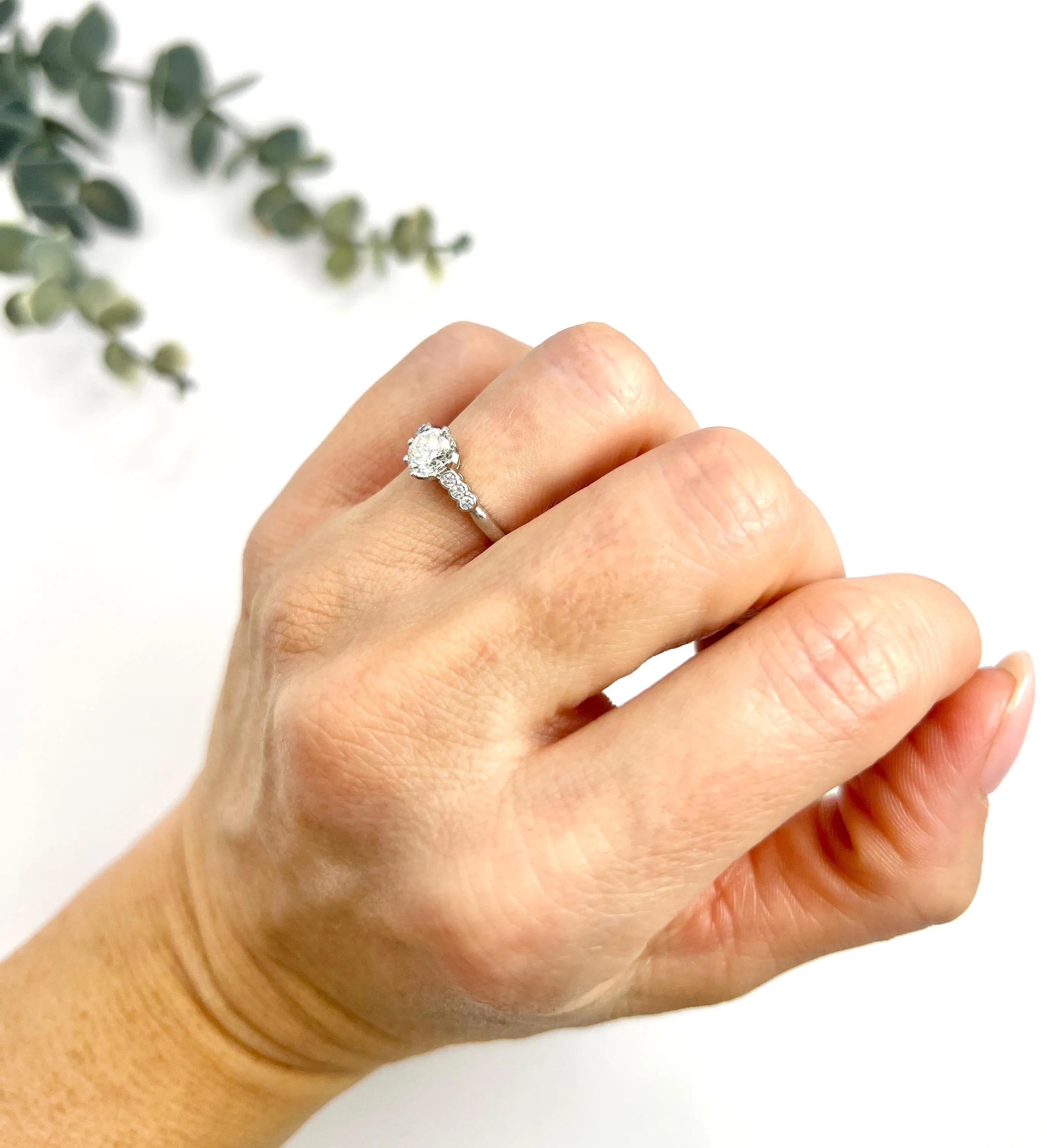 Diamante da 0,75 carati del 1920 incastonato in una nuova montatura di platino personalizzata con spalle di diamante in vendita 4