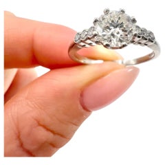 1920 Diamante de 0,75 quilates engastado en una nueva montura de platino personalizada con hombros de diamantes