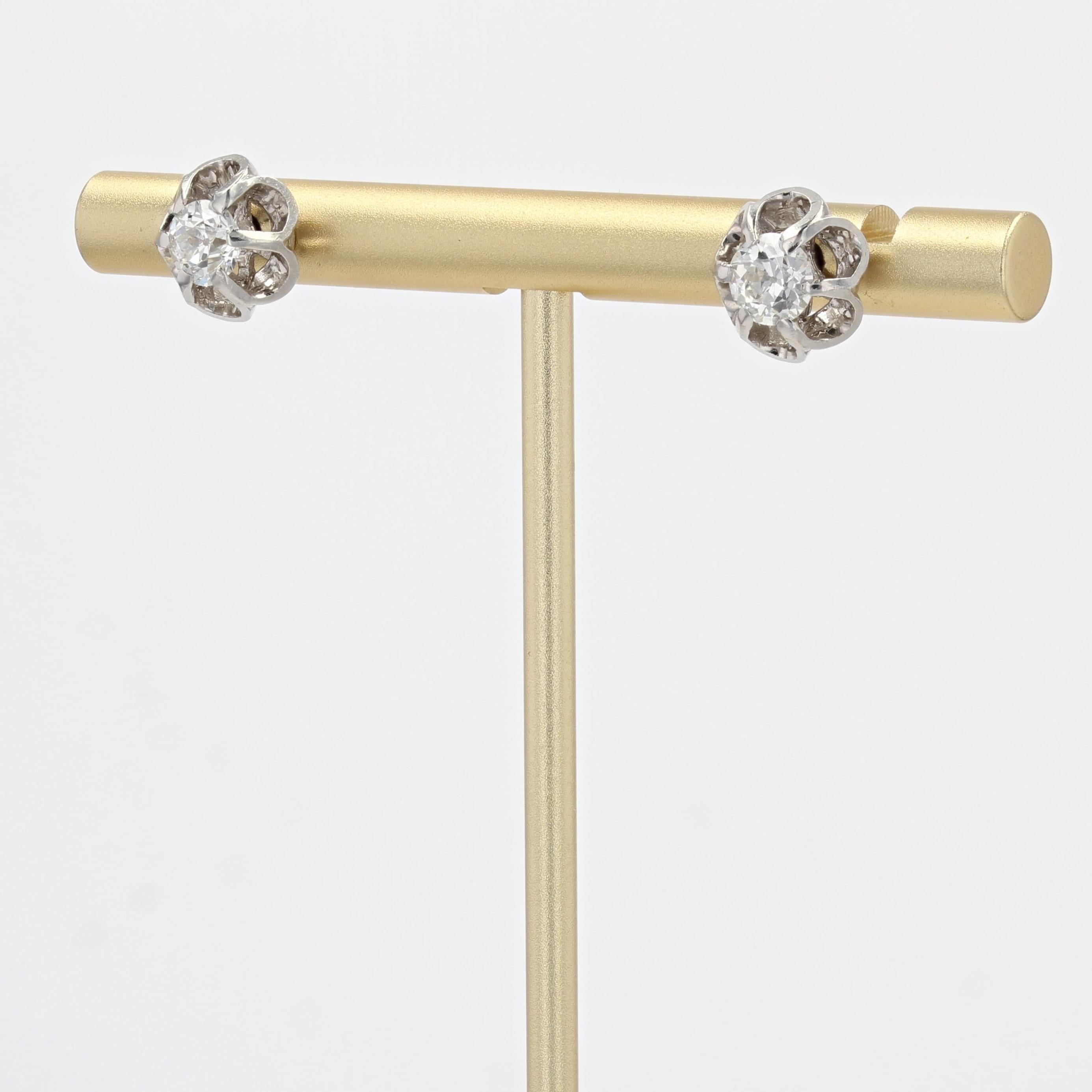 1920er Jahre 0,80 Karat Diamanten gefasste Dahlia Ohrringe aus 18 Karat Weißgold (Art déco) im Angebot