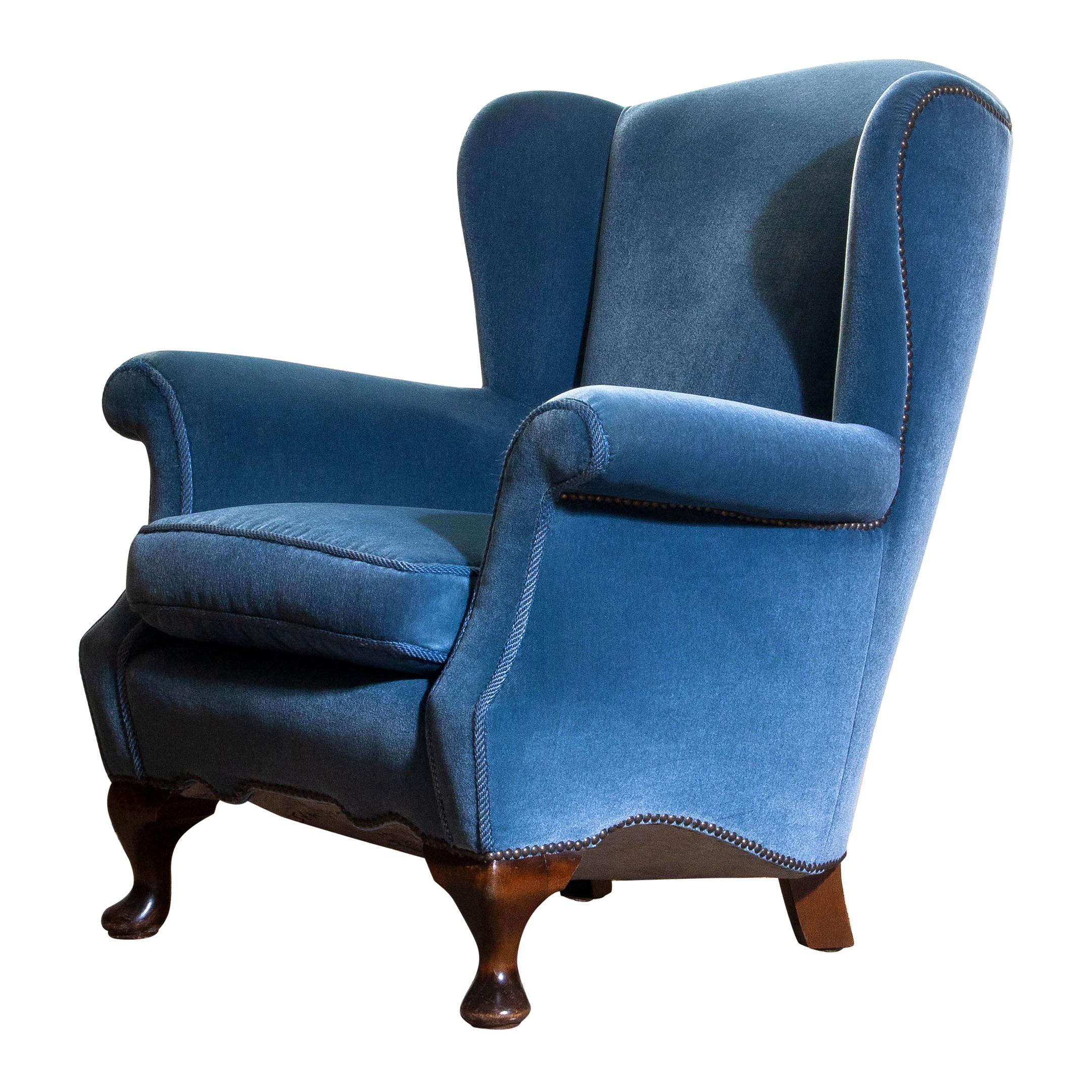 Unique and extremely beautiful Hollywood Regency club chair in blue velvet from the 1920s.
The chair is completely restored in 1987 (only original materials are used).
The overall condition of this chair is very comfortable and good