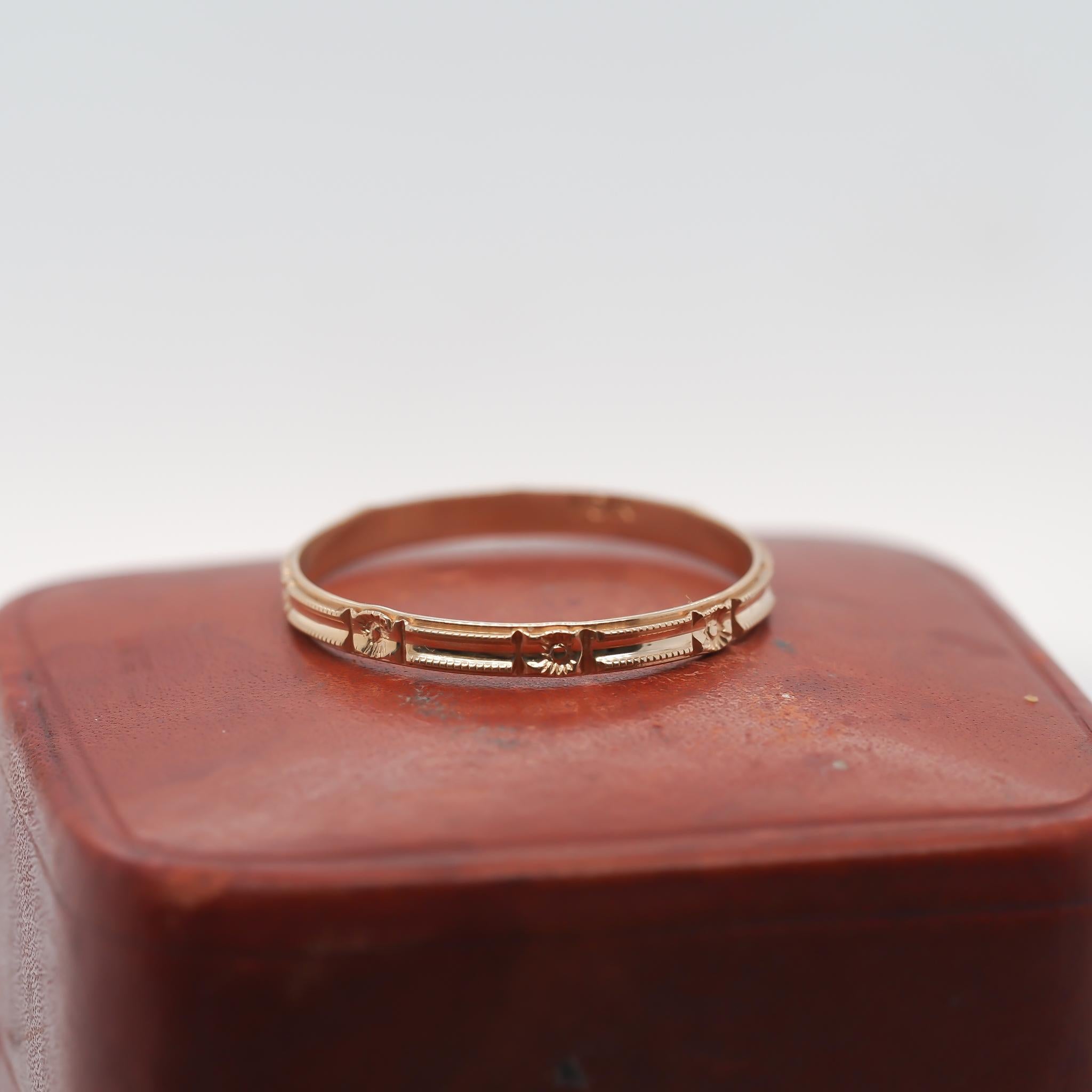 1920S 10K Yellow Gold Vintage Engraved Wedding Band In Good Condition For Sale In Hicksville, NY