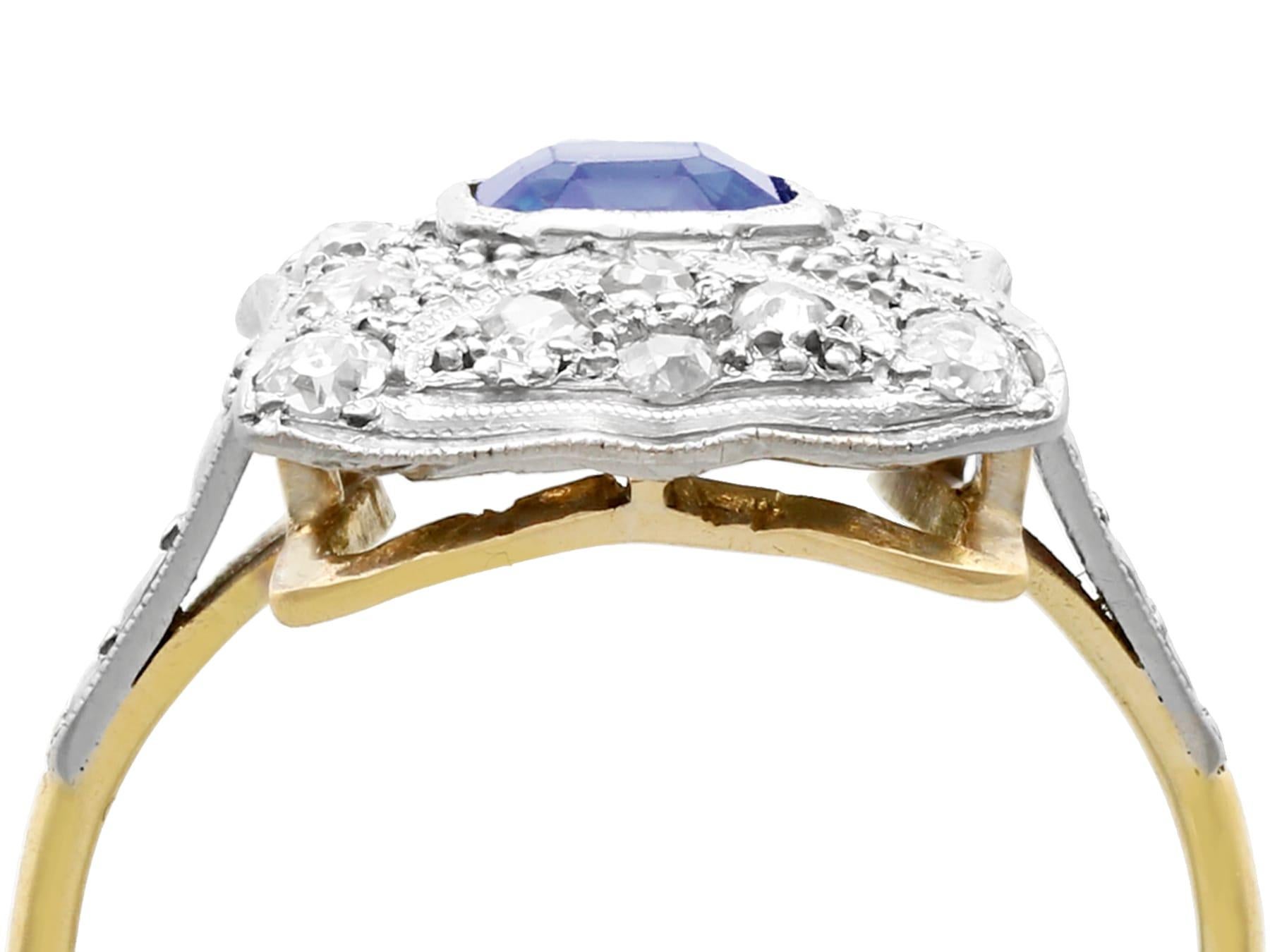 Une belle et impressionnante bague habillée en saphir bleu naturel de 1,20 carat et diamant de 0,68 carat, en or jaune 18 carats et sertie de platine, de style Art déco ; faisant partie de nos collections de bijoux anciens et de bijoux de