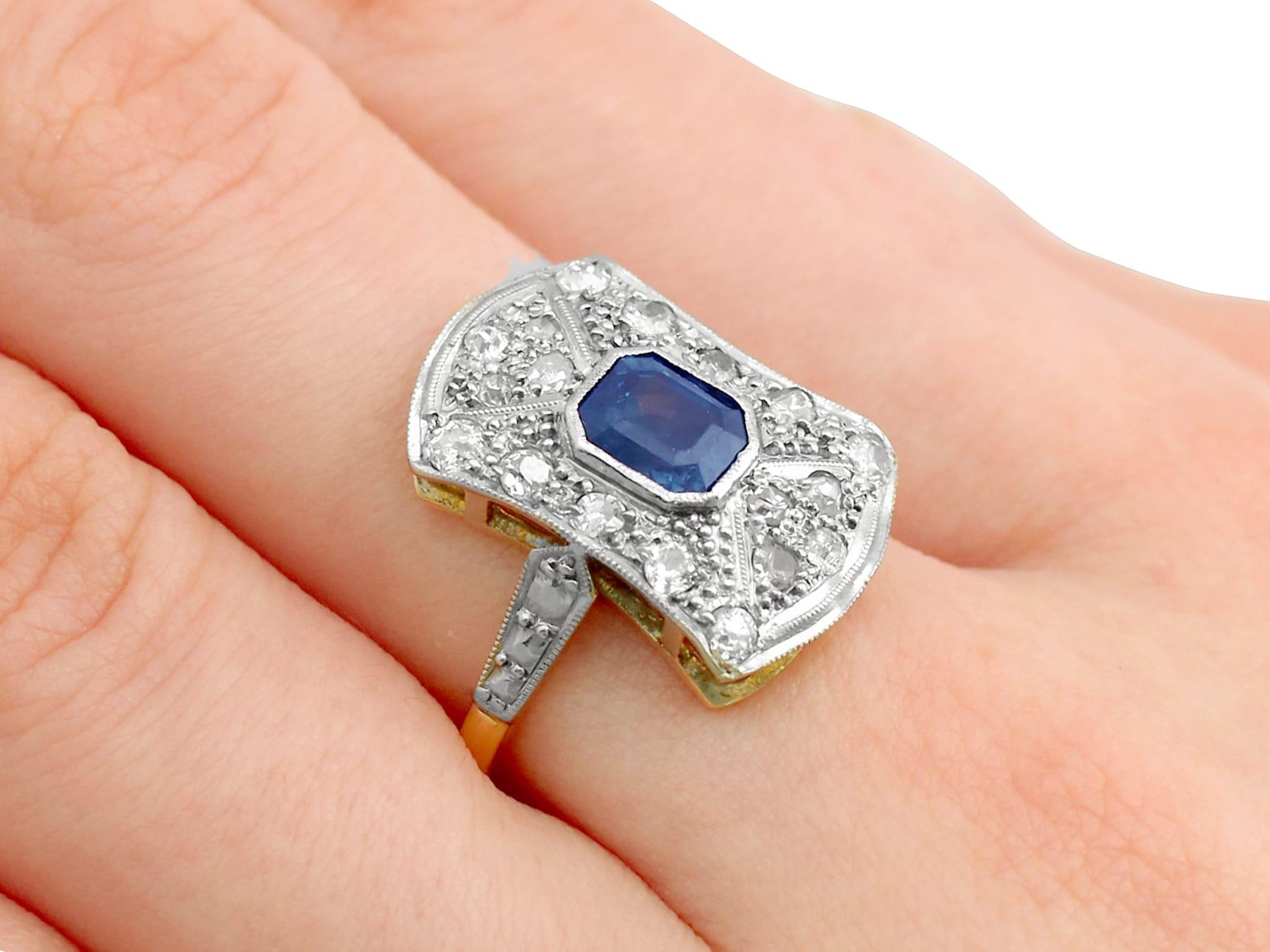 Bague de cocktail des années 1920 en or jaune et platine sertie de saphirs et de diamants de 1,20 carat en vente 2
