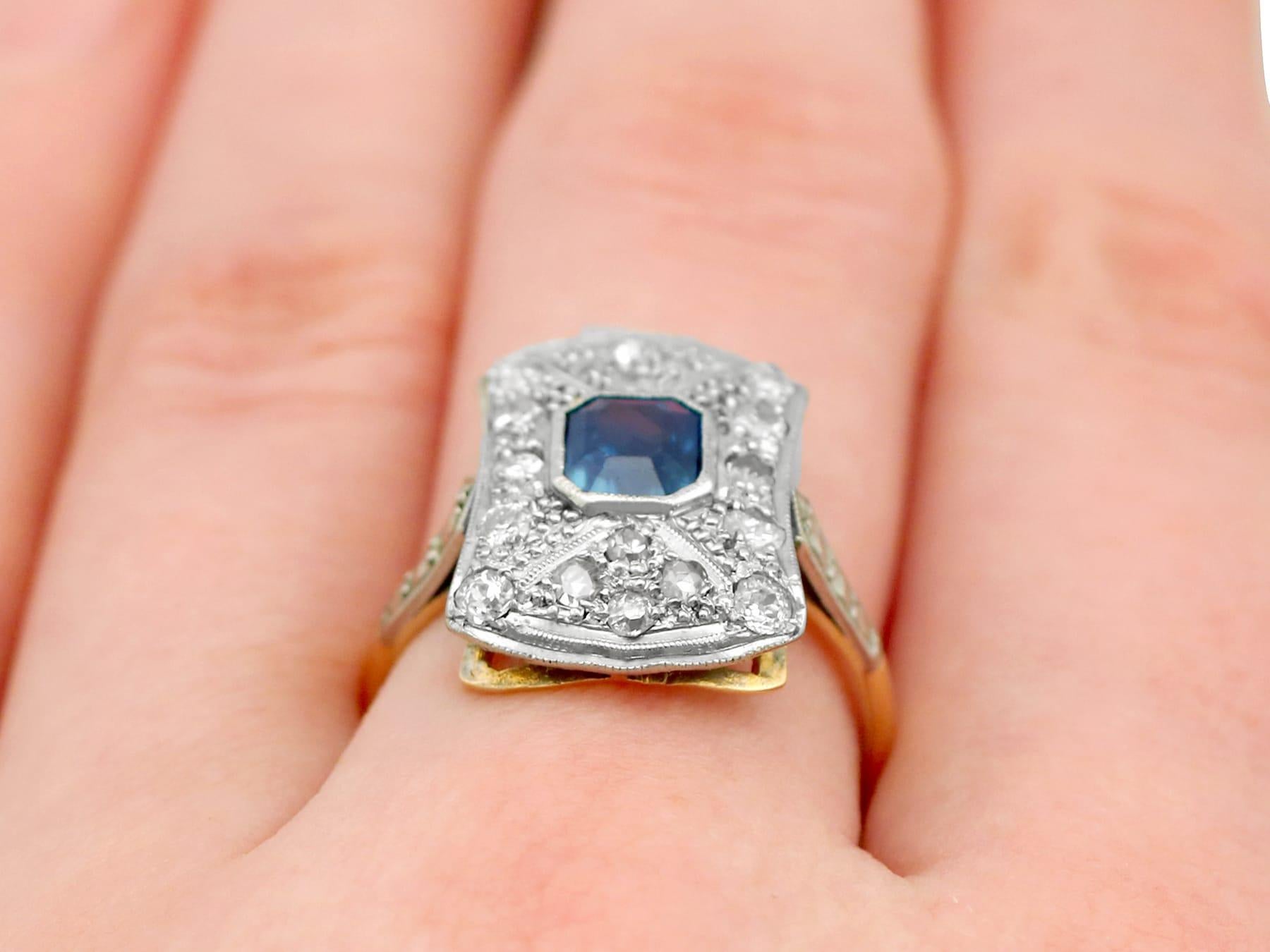 Bague de cocktail des années 1920 en or jaune et platine sertie de saphirs et de diamants de 1,20 carat en vente 3