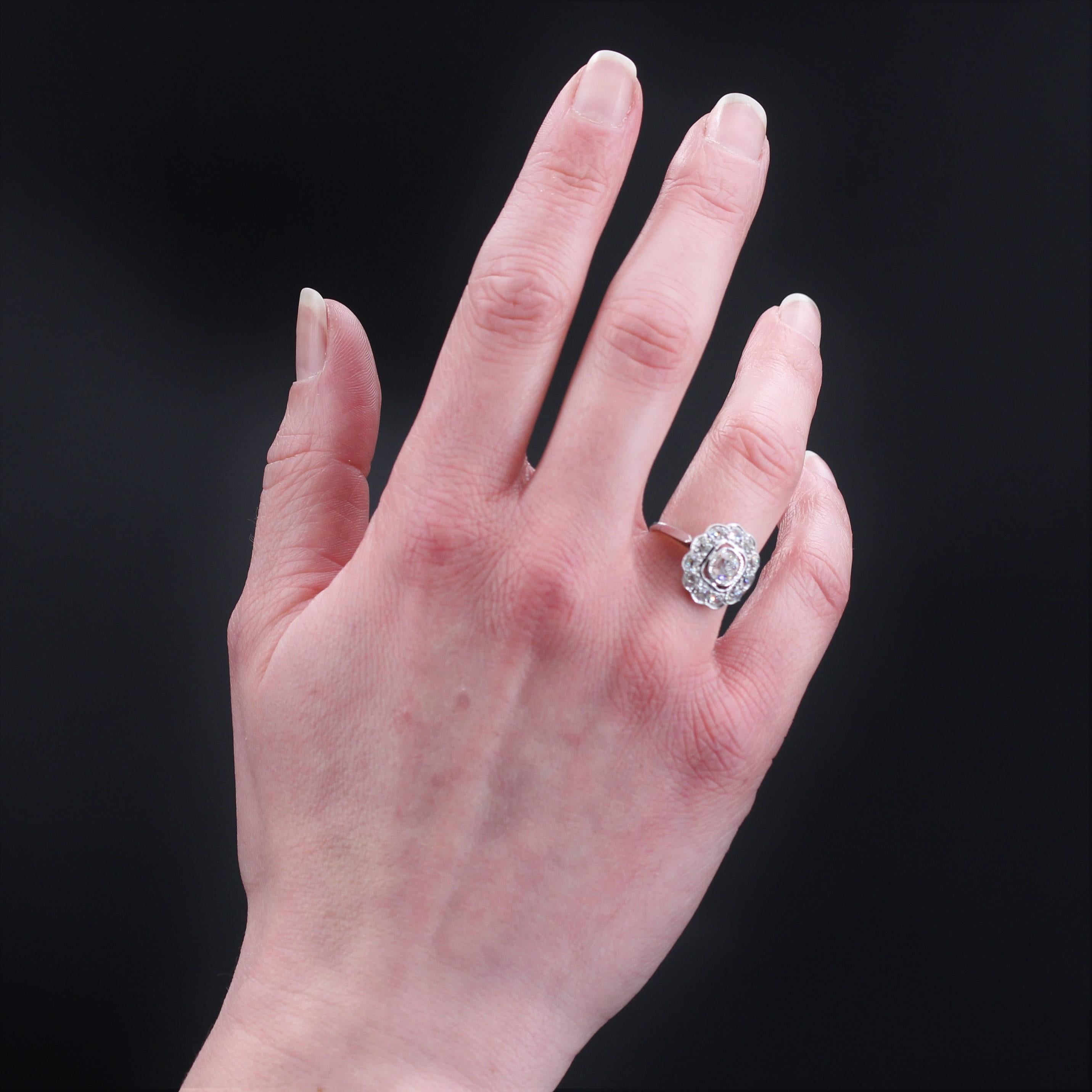 1920s 1, 35 Carat Diamond Platinum Flower Cluster Ring In Good Condition In Poitiers, FR