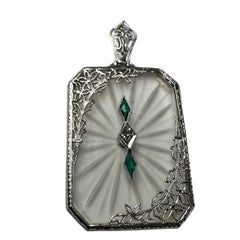 Pendentif Art Déco en or blanc 14 carats des années 1920, diamants et émeraudes