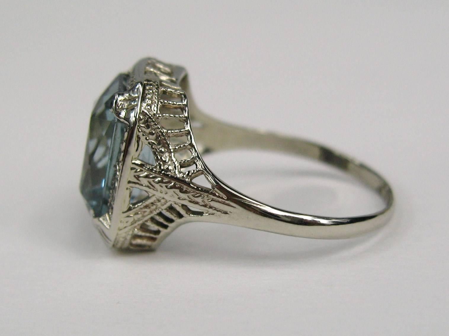 Schöner grünlich blauer synthetischer Spinell 14K Weißgold Ring. Der Stein hat eine achteckige Form mit modifiziertem Brillantschliff. Der Ring ist eine Größe 6 und kann von uns oder Ihrem Juwelier größer oder kleiner gemacht werden. Top des Rings