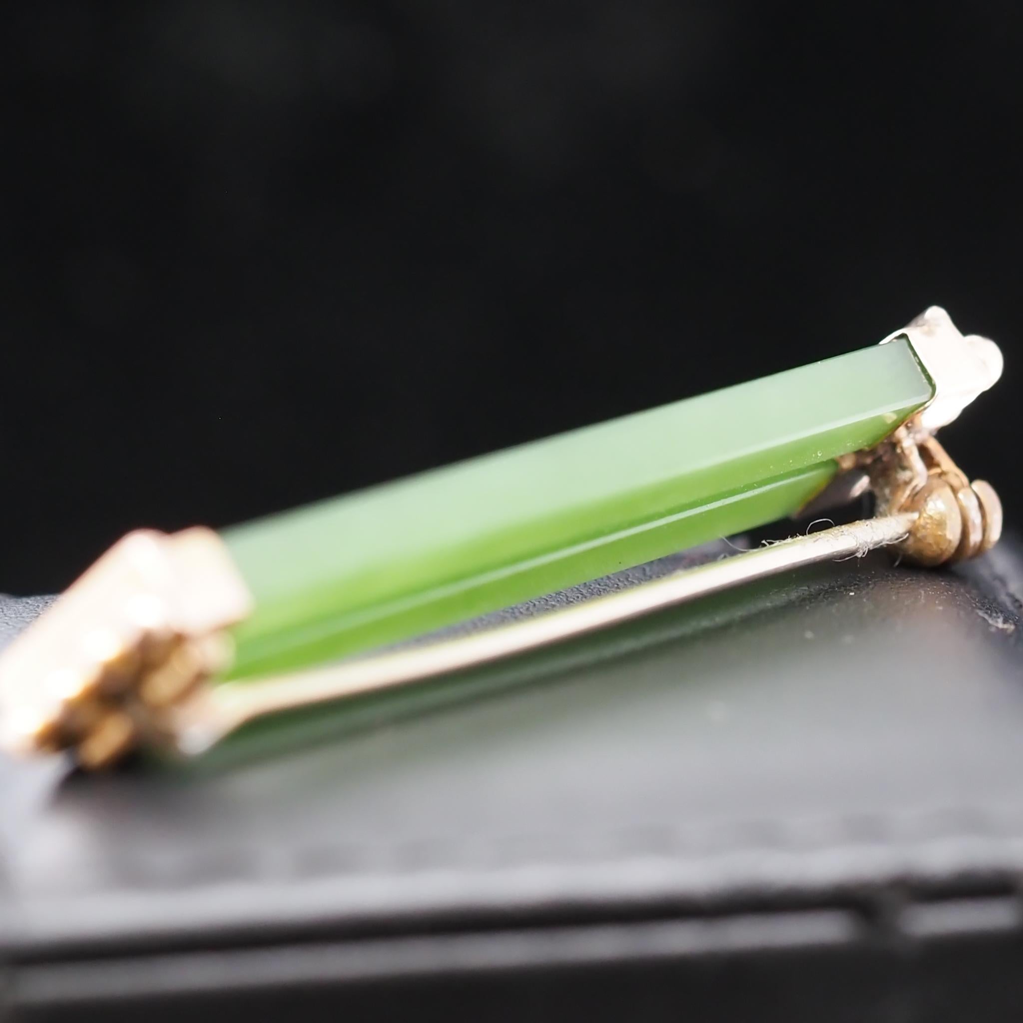Contemporary 1920s 14 Karat Yellow Gold Straight Double Bar Jade Brooch Pin For Sale