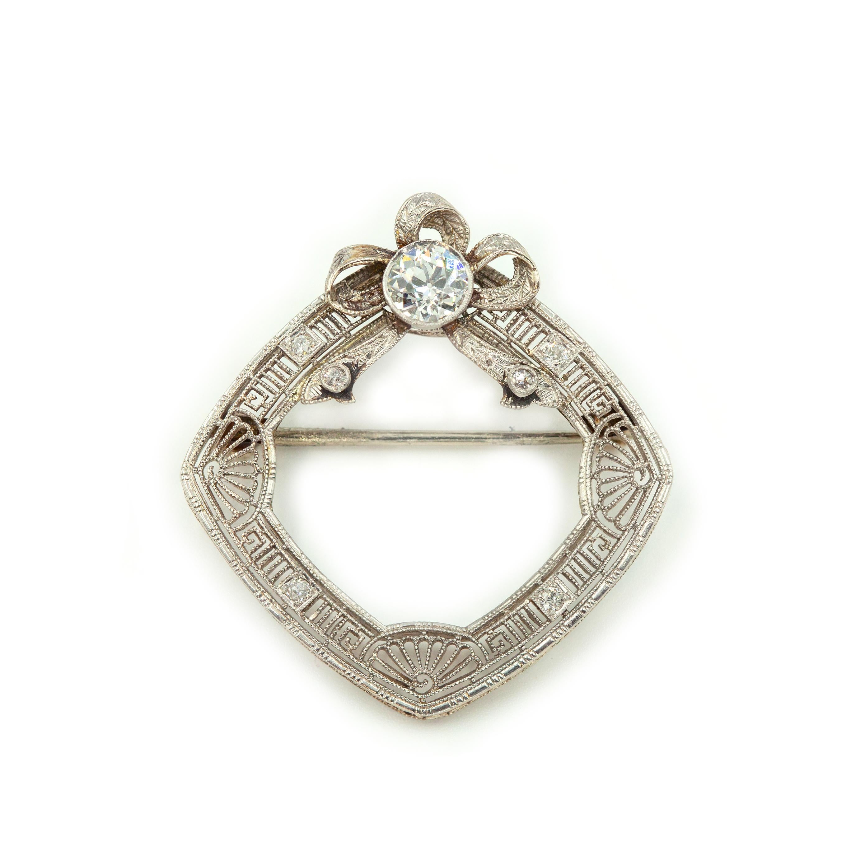 1920s 14K WG Diamond Filigree Wreath Pin Brooch In Good Condition For Sale In New York, NY