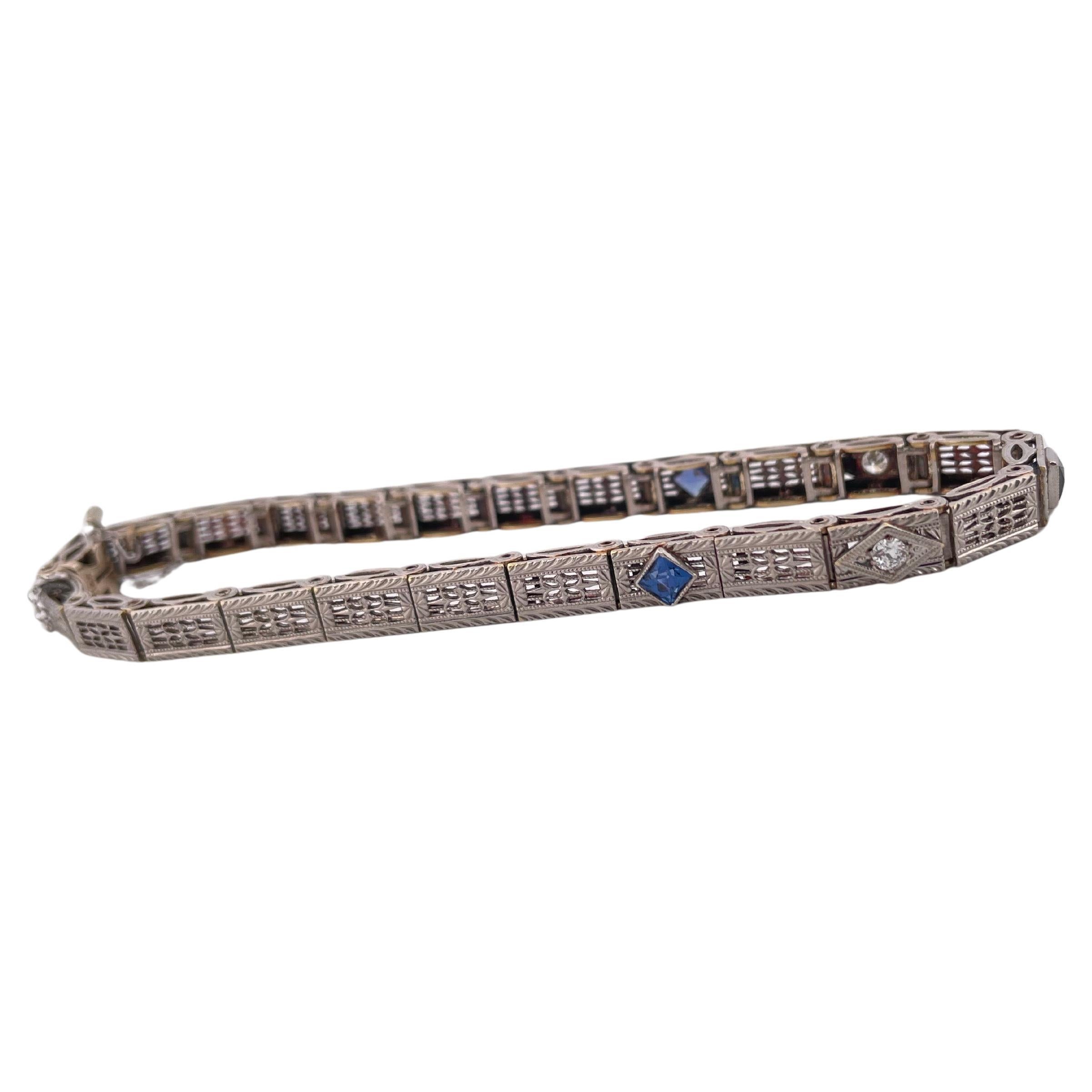 Dieses elegante Armband aus 14-karätigem Weißgold versprüht mit seinem zarten, filigranen Design und den aufwändig eingravierten Details Vintage-Charme. Das Armband zeichnet sich durch eine harmonische Kombination natürlicher Edelsteine aus: ca.