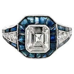 1920er Jahre Ring mit 1,50 Karat Diamant im Smaragdschliff und blauem Saphir