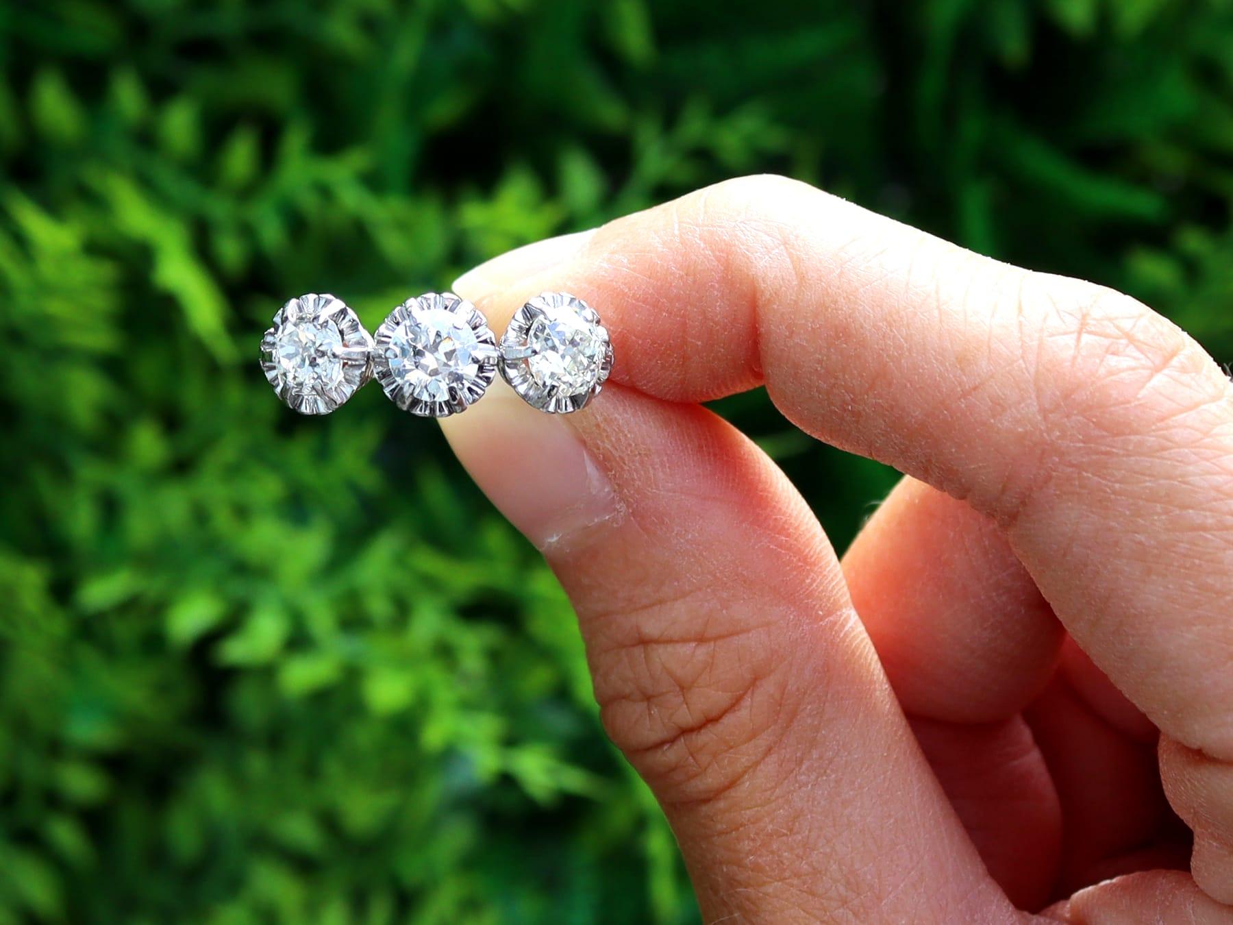 Ein atemberaubender, feiner und beeindruckender 1,81 Karat Diamant und Palladium Trilogie Verlobungsring mit Platinfassung; Teil unserer vielfältigen antiken Schmuck und Estate Jewelry-Kollektionen.

Dieser atemberaubende, feine und beeindruckende