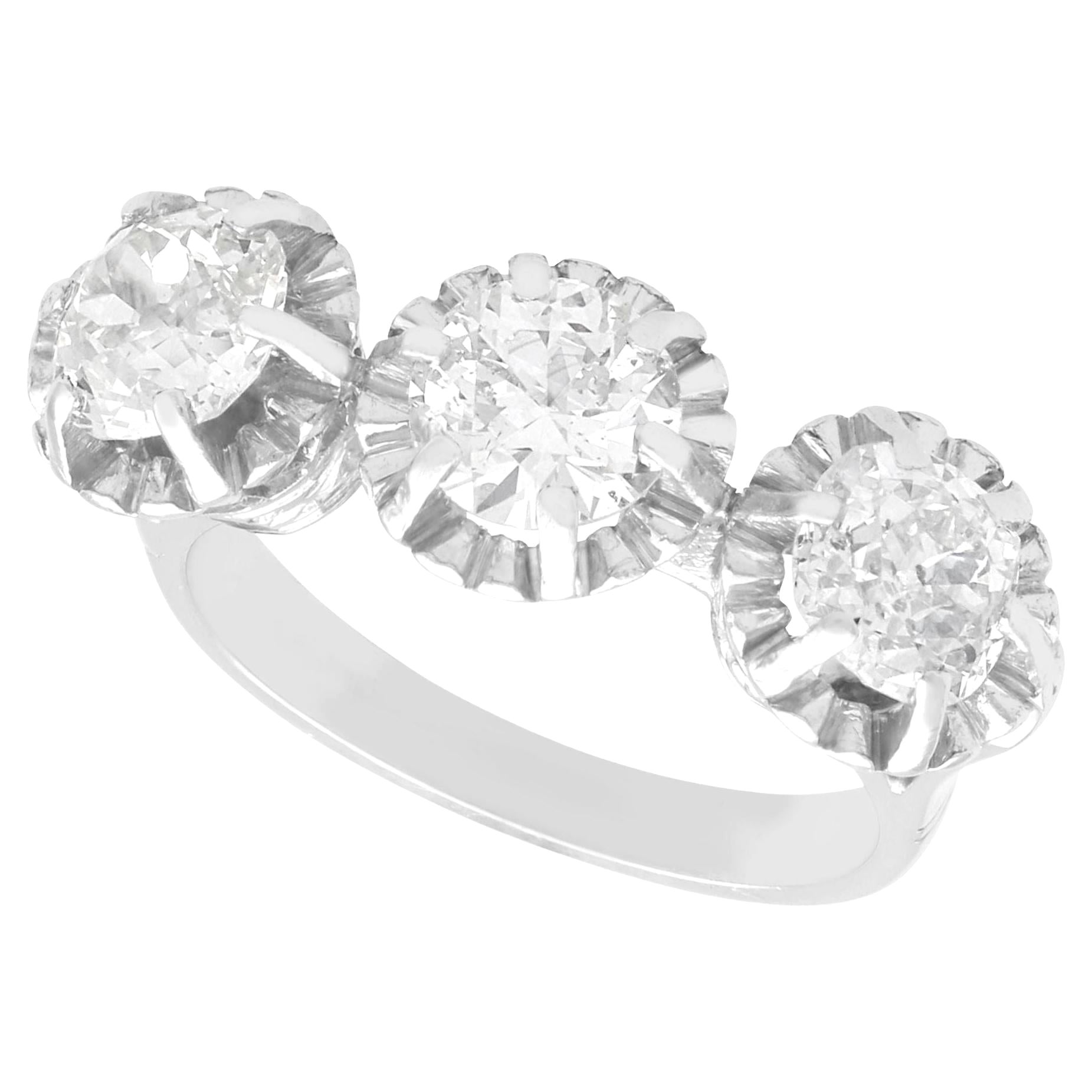 Bague trilogie de diamants de 1,81 carat des années 1920 en palladium en vente