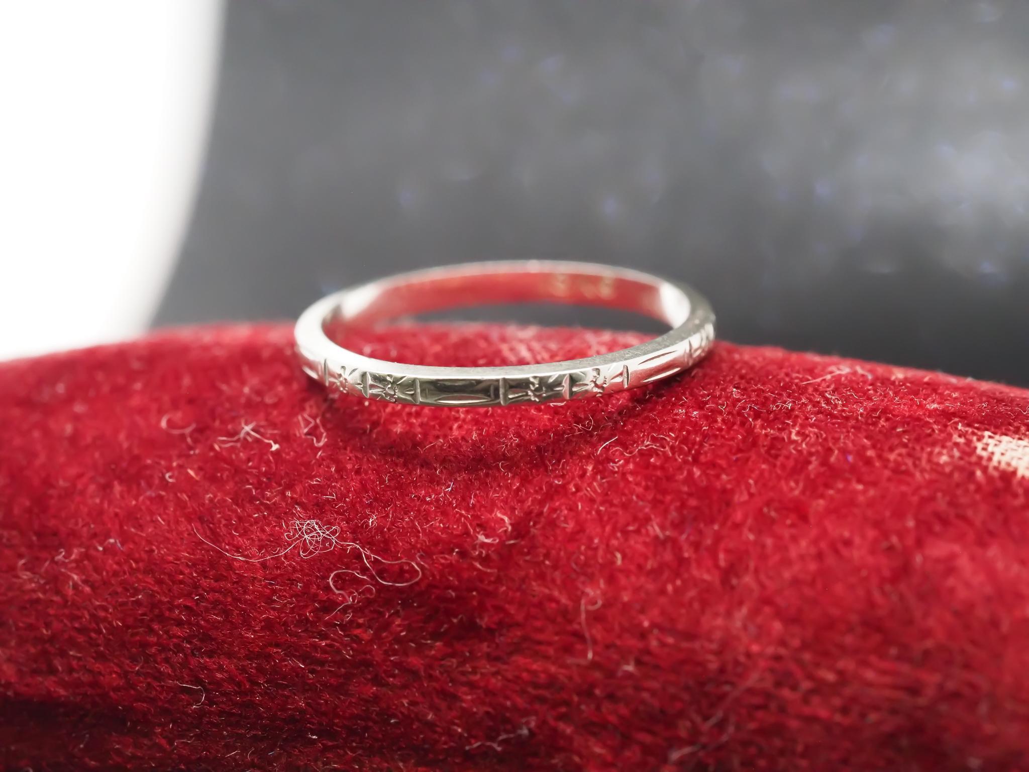 1920s 18K White Gold Engraved Wedding Band Size 6.75 In Good Condition For Sale In Hicksville, NY