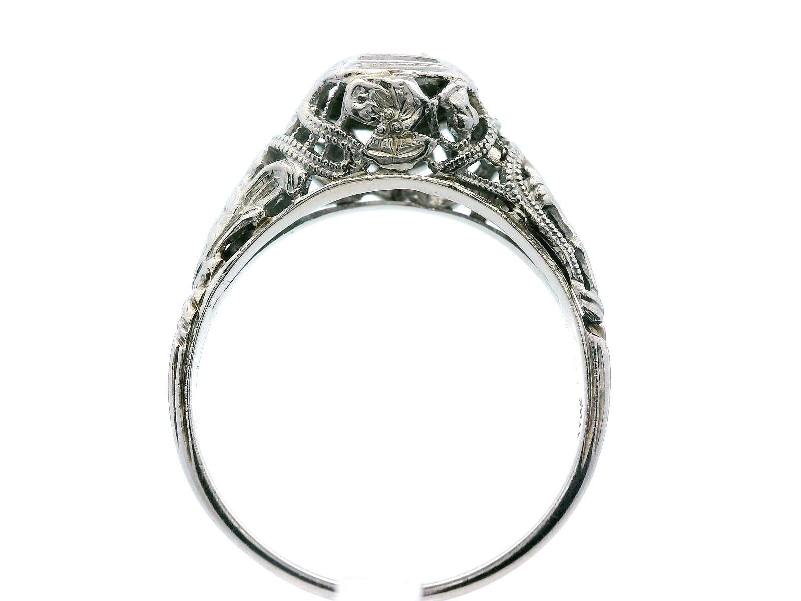 Anello con diamanti in filigrana in oro bianco 18 carati degli anni '20 in vendita 4