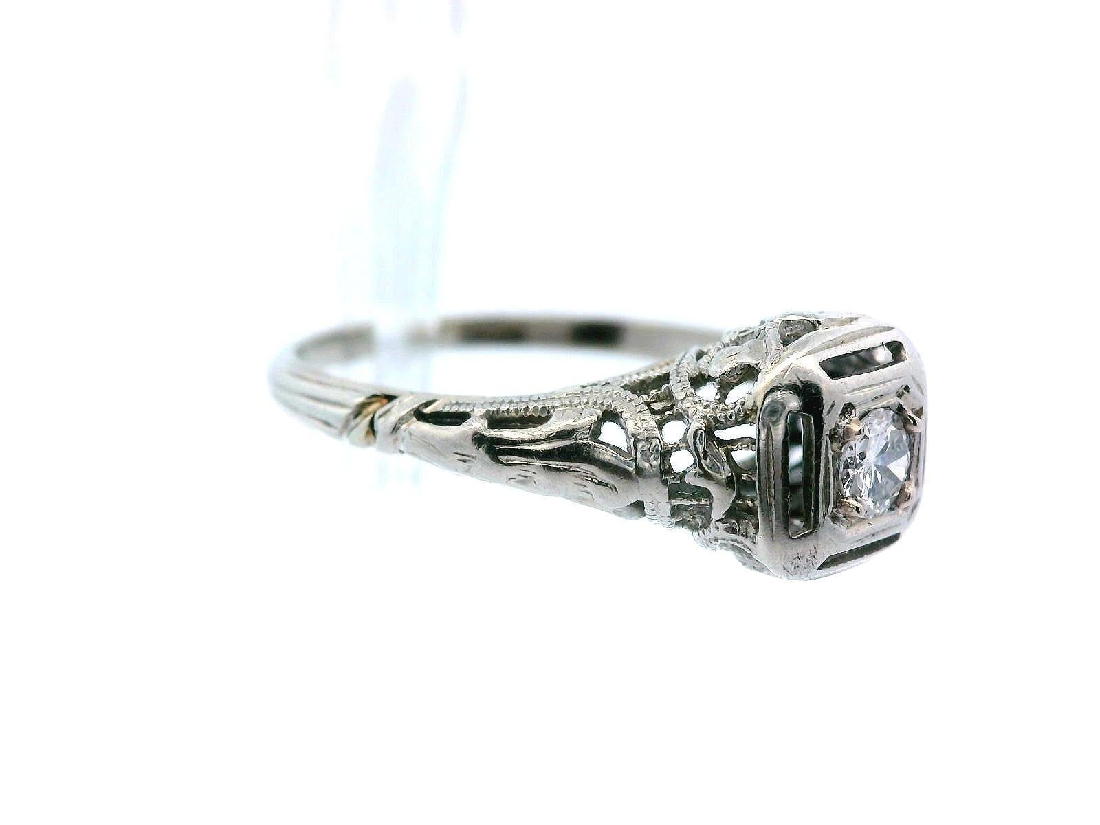 Anello con diamanti in filigrana in oro bianco 18 carati degli anni '20 In condizioni buone in vendita a Lexington, KY