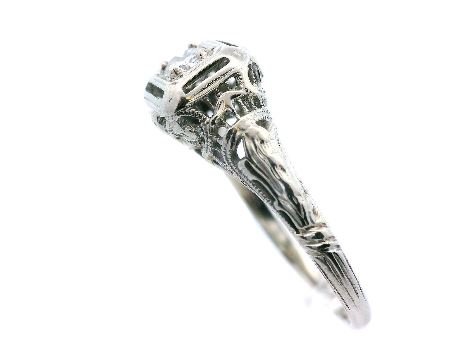 Anello con diamanti in filigrana in oro bianco 18 carati degli anni '20 in vendita 2