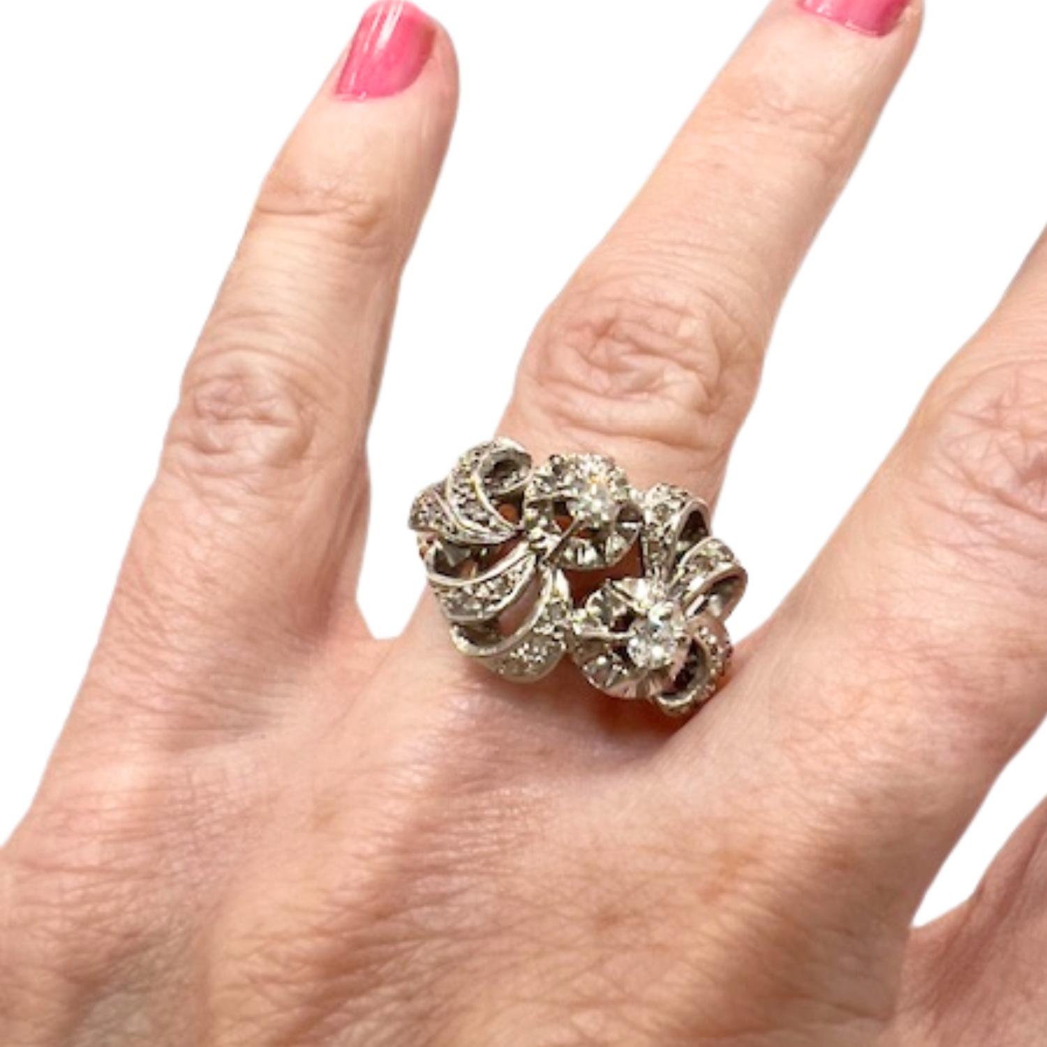 Impresionante anillo de estilo Art Déco de los años 1920-1930, elaborado en oro de 18 quilates con detalles de platino 950, engastado con una mezcla de diamantes talla rosa y talla brillante. Un diseño elegante y atemporal de la época.

Detalles