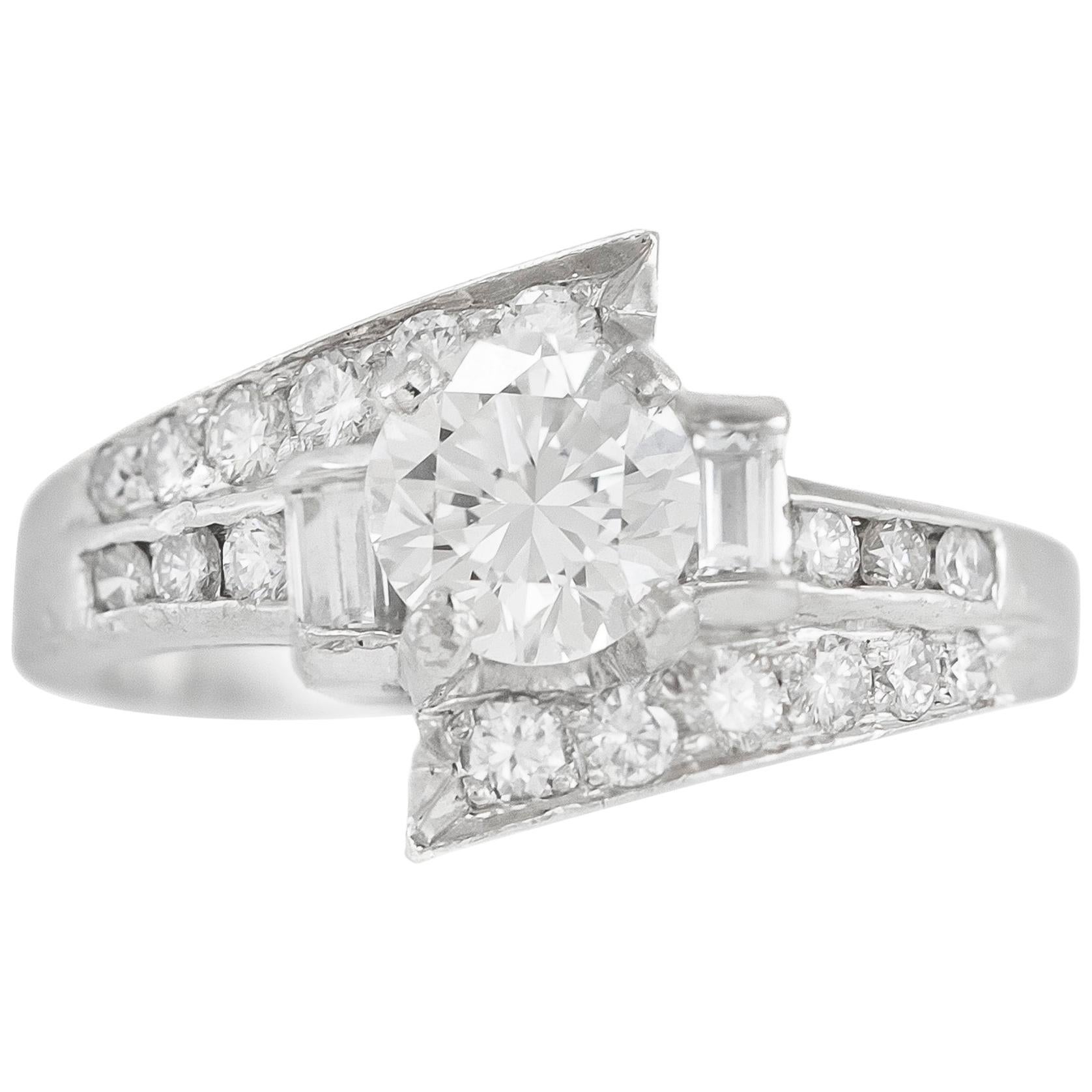 1920er-1930er Jahre Asymmetrischer Verlobungsring mit Diamanten im Rund- und Smaragdschliff im Angebot