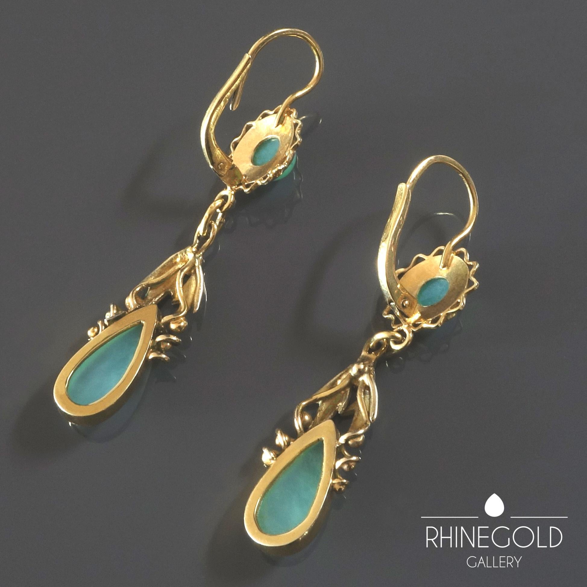 1920s-1930s Original Art Deco Jade Green Chrysoprase Gold Dangle Drop Earrings In Good Condition For Sale In Dusseldorf, NRW