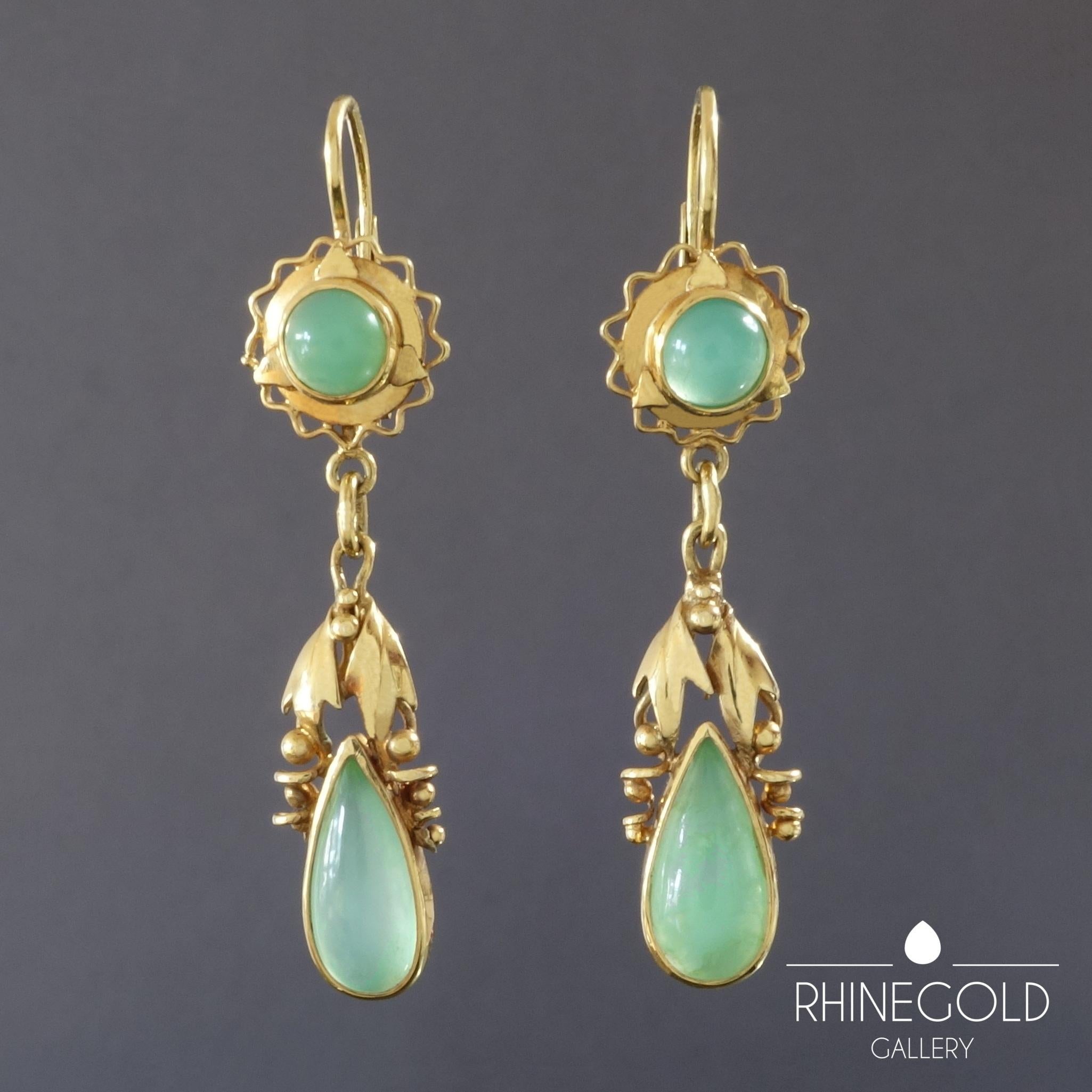 Women's 1920s-1930s Original Art Deco Jade Green Chrysoprase Gold Dangle Drop Earrings For Sale
