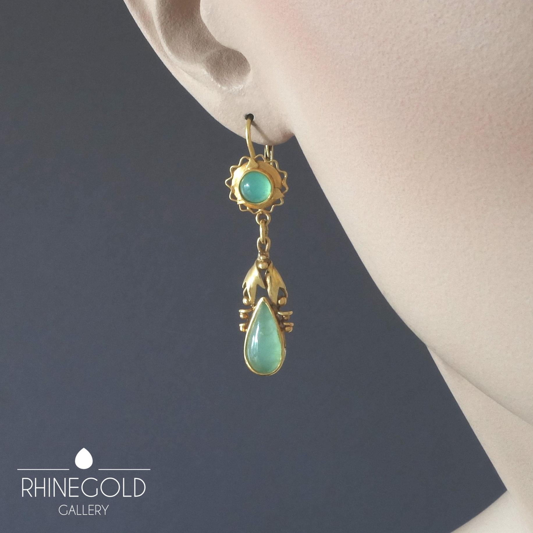 1920s 1930s Original Art Deco Jade Green Chrysoprase Gold Dangle Drop Earrings
14k yellow gold, chrysoprase
Length 4.9 cm, width 1.1 cm (approx. 1 7/8” by 7/16”)
Marks: none; all parts tested for 14k gold
Germany, 1920s – 1930s

 
