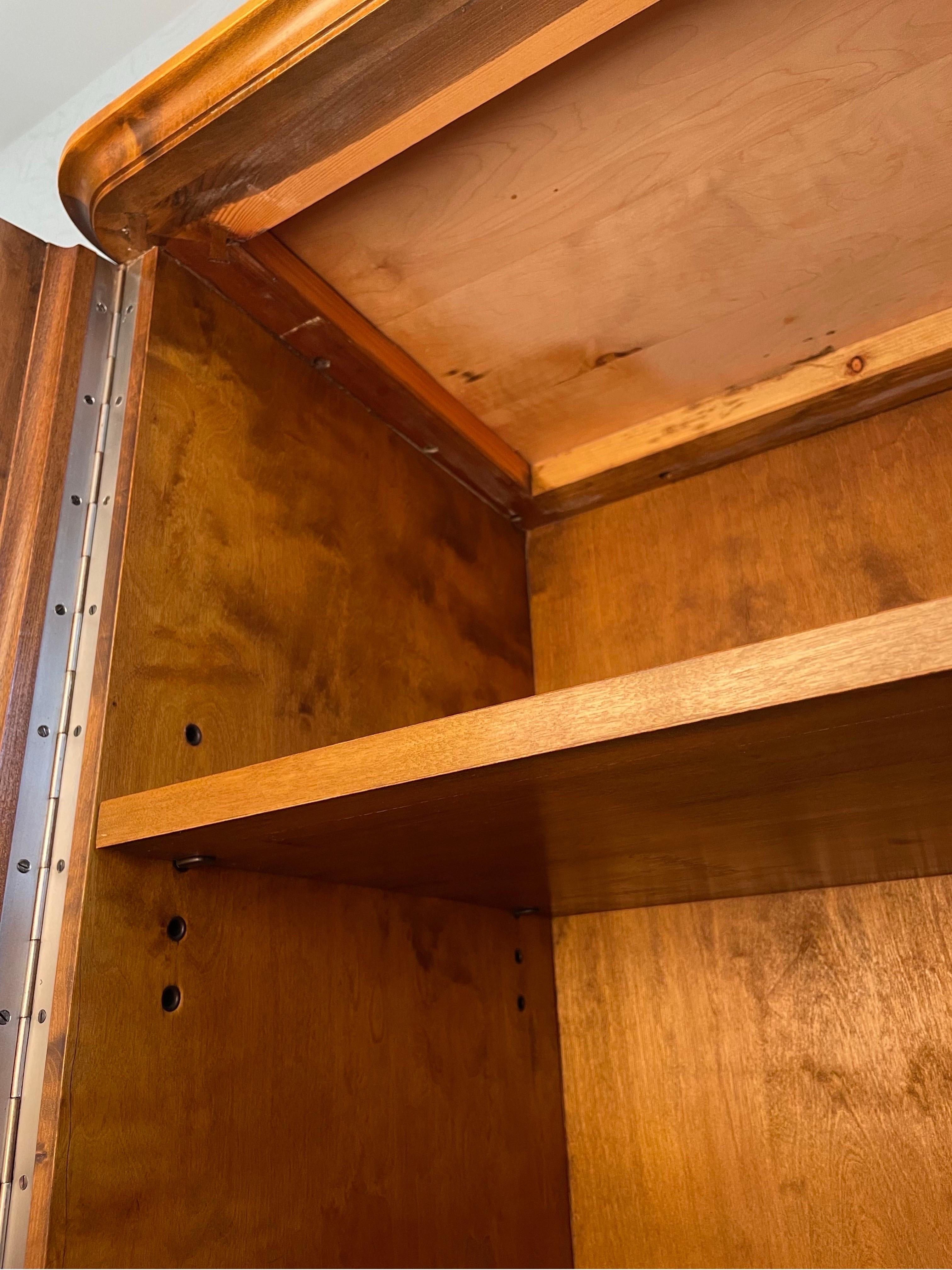 Schwedischer Grace Masur-Schrank aus Birke mit Intarsien, Carl Bergsten zugeschrieben 1920er und 1930er Jahre im Angebot 4