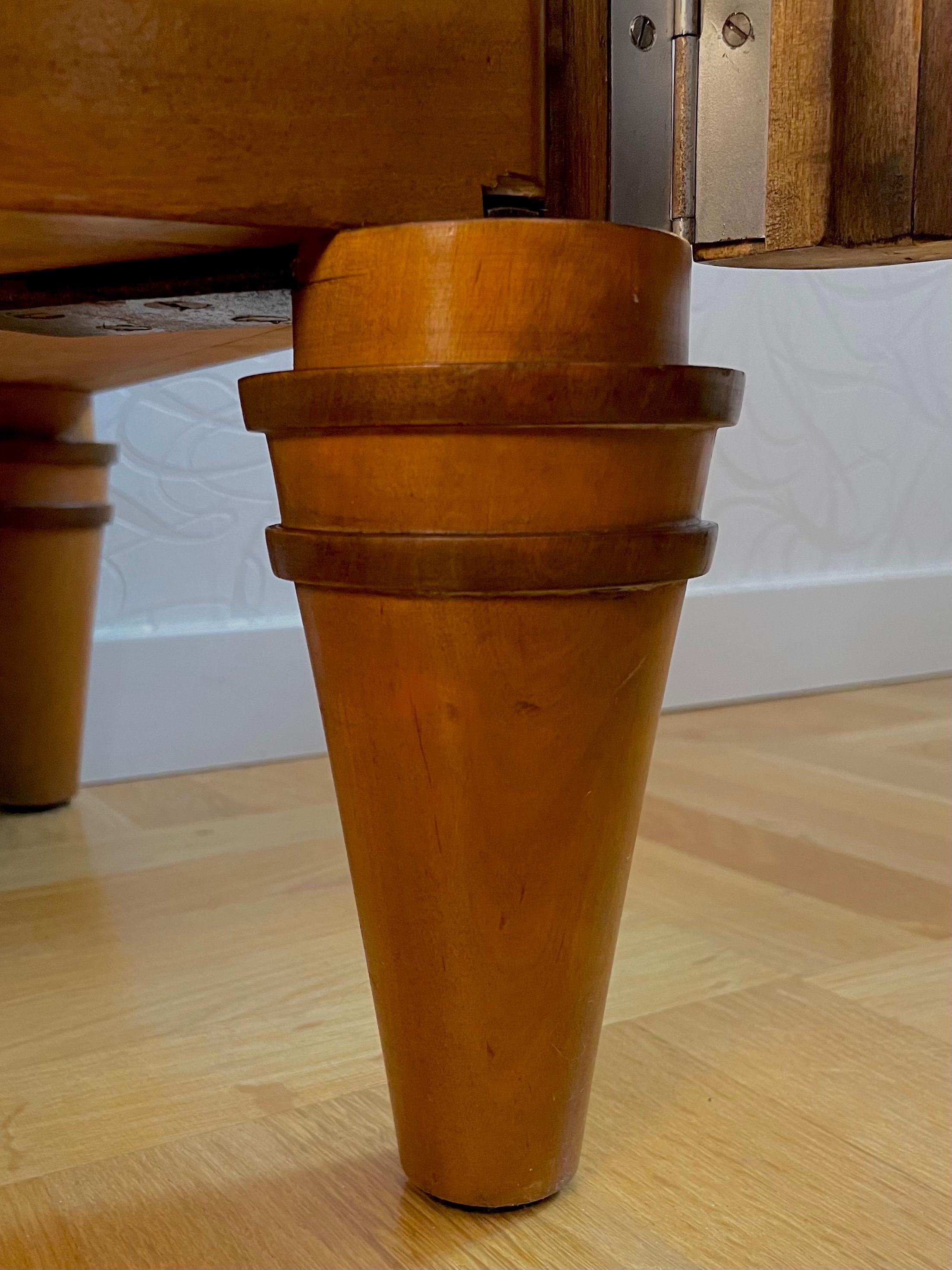 Schwedischer Grace Masur-Schrank aus Birke mit Intarsien, Carl Bergsten zugeschrieben 1920er und 1930er Jahre im Angebot 7