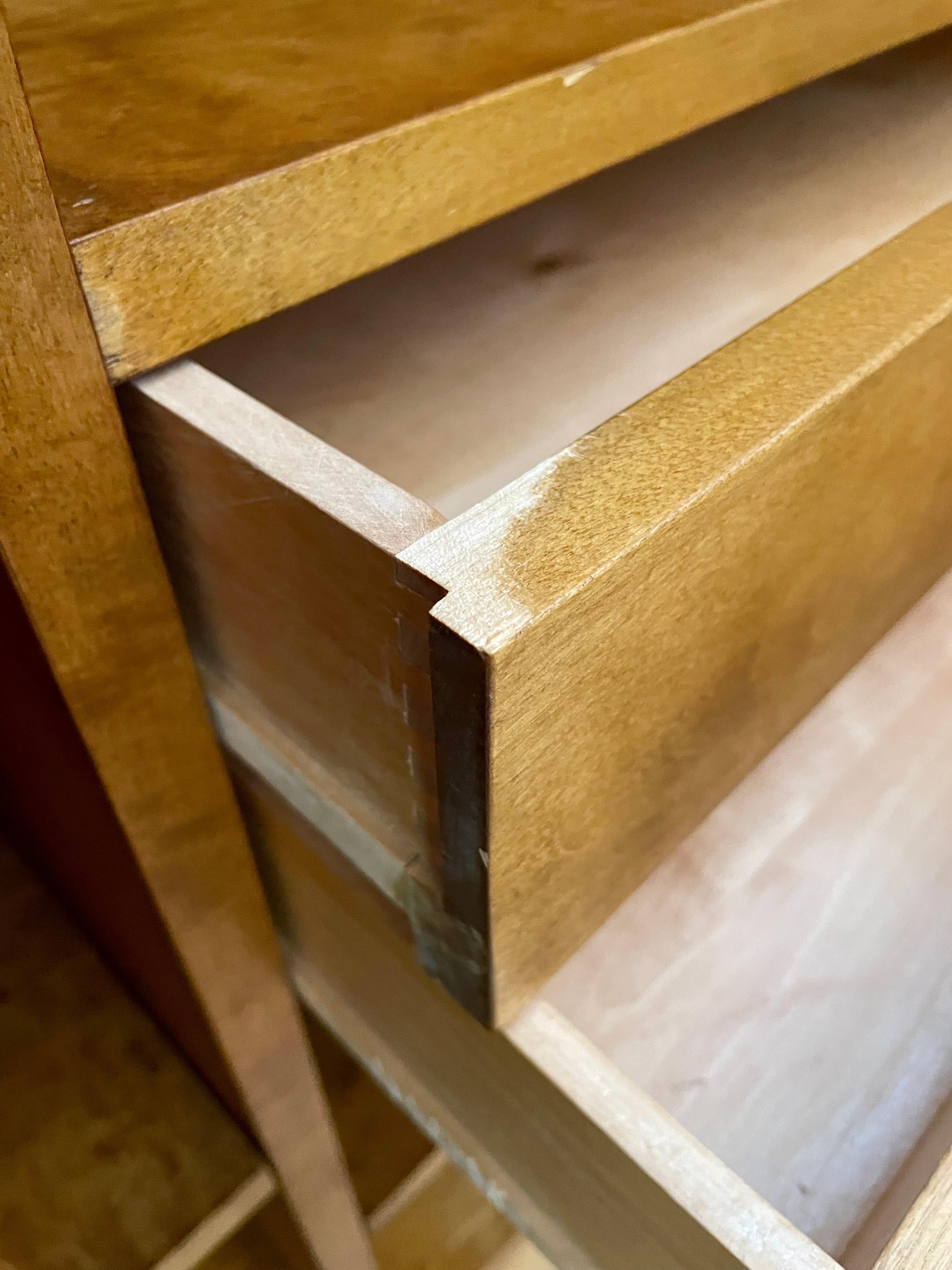 Schwedischer Grace Masur-Schrank aus Birke mit Intarsien, Carl Bergsten zugeschrieben 1920er und 1930er Jahre im Angebot 10
